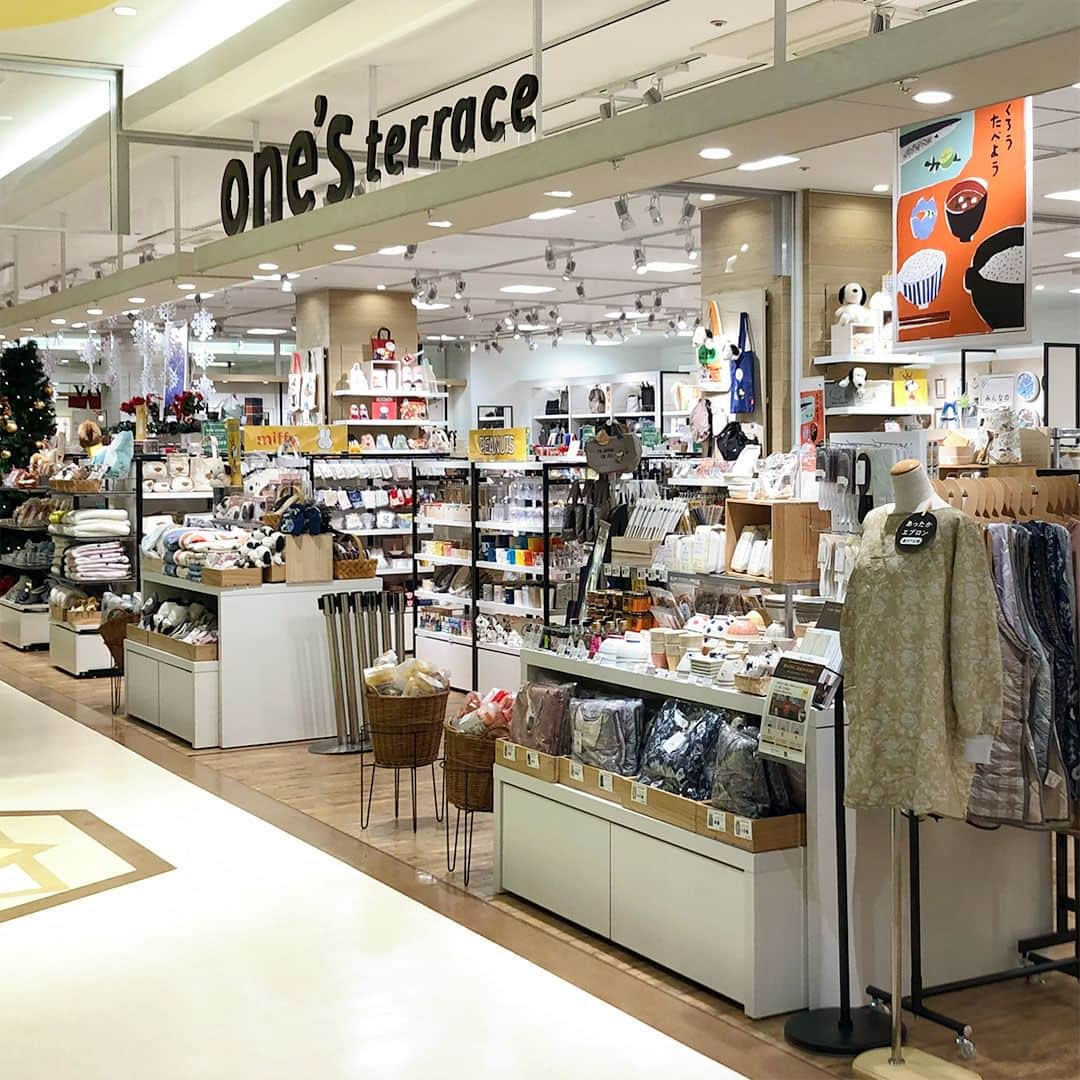 ワンズテラスのインスタグラム：「10月27日（金）、one'sterraceビバシティ彦根店がオープン致しました。 1996年4月に琵琶湖北東側では最大級の商業施設として開業した「ビバシティ彦根」は、周辺住民の方々に長年親しまれている大型ショッピングセンターです。 本日、ライフスタイルの変化を反映し三世代が集う地域交流の場として、全館リニューアル・オープンをしました。  館の改装にともない、ワンズテラスは1F専門店入口そばに約92坪でオープン。 季節のプロモーションが目を引く楽しい商品ラインアップでお客様をお迎えしています。  #ビバシティ彦根 #彦根 #オープン #オープニングセール #ギフト #雑貨 #onesterrace #ワンズテラス」