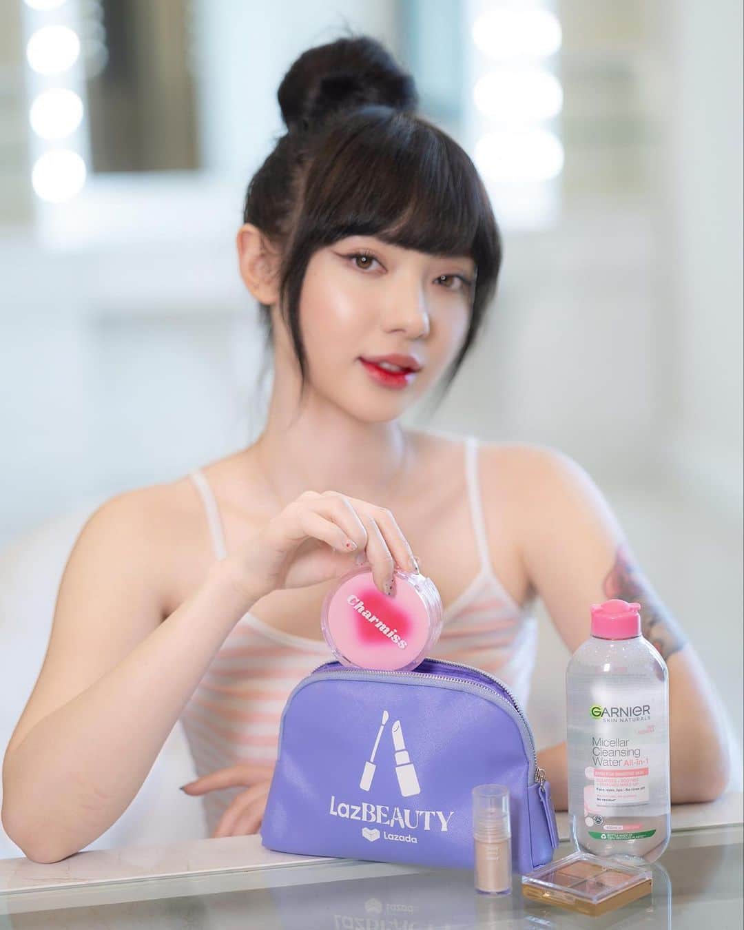 ヤンニーン・ワイゲルのインスタグラム：「เป็นไงบ้างงงกับ Finish Look ของพลอยชมพู เพื่อนๆชอบกันมั้ย🥳ถ้าใครชอบก็ไปแต่งตามกันได้ง่ายๆเลยนะ กับ 3 Beauty Tricks จาก #LazBEAUTYเทรนด์สวยต้องลอง ที่พลอยแชร์ไว้ใน TikTok รับประกันความปังทุก Tricks ! ใครทำตามแล้วเอามาอวดกันบ้างน้า ✨  ไอเทมทุกชิ้นช้อปมาจาก LazBEAUTY โซนบิวตี้บนแอป @lazada_th ที่รวมบิวตี้ไอเทมของแท้แบรนด์ดังไว้มากมาย  💙สินค้าบิวตี้ทุกหมวดหมู่การันตีของแท้ จากแบรนด์ดังกว่า 3,000 แบรนด์* 💗สมาชิกรับคูปองลดเพิ่ม 50% ทุกวัน*  แล้วเค้ายังมี Beauty Tricks เริ่ดๆอีกเพียบเลย ตามไปดูกันได้ที่ #LazBEAUTYเทรนด์สวยต้องลอง มี Beauty Tricks and Trends ใหม่ๆที่ให้ทุกคนทำตามได้ง่ายๆด้วยย💄แล้วไปสวยครบ ช้อป ล้น ช้อยส์ ได้ที่ LazBEAUTY  *การันตีเฉพาะสินค้าบน LazMall เท่านั้น คูปองมีจำนวนจำกัด เงื่อนไขเป็นไปตามที่บริษัทฯ กำหนด ดูรายละเอียดเพิ่มเติมที่ลาซาด้าแอปพลิเคชั่น และ www.lazada.co.th  #LazBEAUTYTH #LazadaTH」