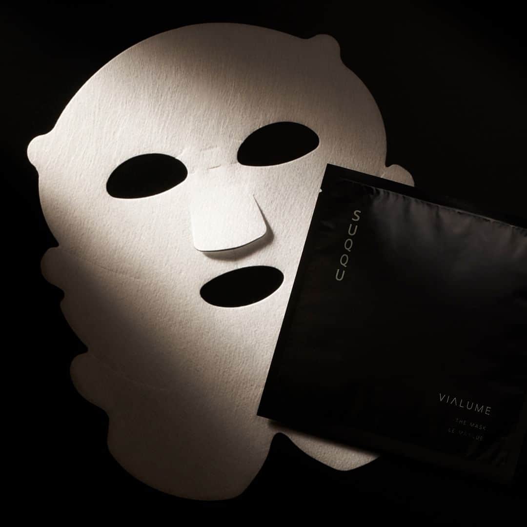 SUQQU公式Instgramアカウントのインスタグラム：「SUQQU VIALUME THE MASK is a luxurious sheet mask coated with a rich, cream formula. Designed with a unique shape for tight adhesion and delivers a luxurious radiance to your skin. Released in autumn 2021 was met with great acclaim. Now set to make a long-awaited return in Autumn 2023. With a new release as a regular product, VIALUME THE MASK can always stay by your side.  VIALUME THE MASK  2021年秋に限定発売し大好評だった、クリーム仕立ての濃密液を含み、独自構造で密着させる贅を尽くした艶肌へ導くシートマスク「ヴィアルム ザ マスク」が、2023年秋ついに待望の再登場。 新定番として、いつでもあなたのそばに。  ヴィアルム ザ マスク  #SUQQU #スック #jbeauty #cosmetics #SUQQU20th #SUQQUskincare #ヴィアルム #ヴィアルムザマスク #skincare #newitem」