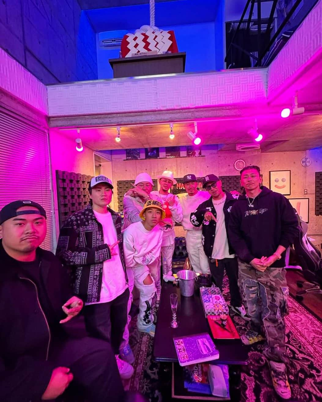 Kayzabroのインスタグラム：「ThaitaniumのKHANが8年ぶりの来日 AKのスタジオに集まった皆んなで #thaitanium #asianhiphop」