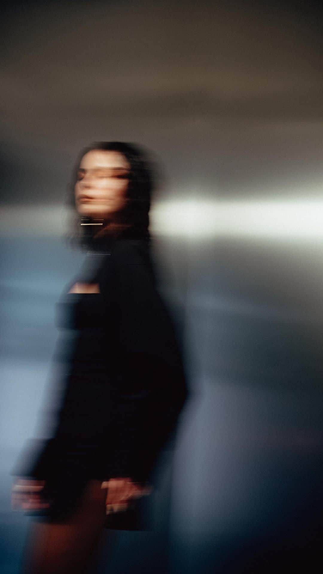 のインスタグラム：「STRAITJACKET 🧡💙 OUT NOW  streeeeam go! Happy ihn mit euch zu teilen. Sende nicht nur neue Musik, sondern besonders viel Liebe raus heute.  p.s. VIDEO AB 31/10   Happy to have you!」