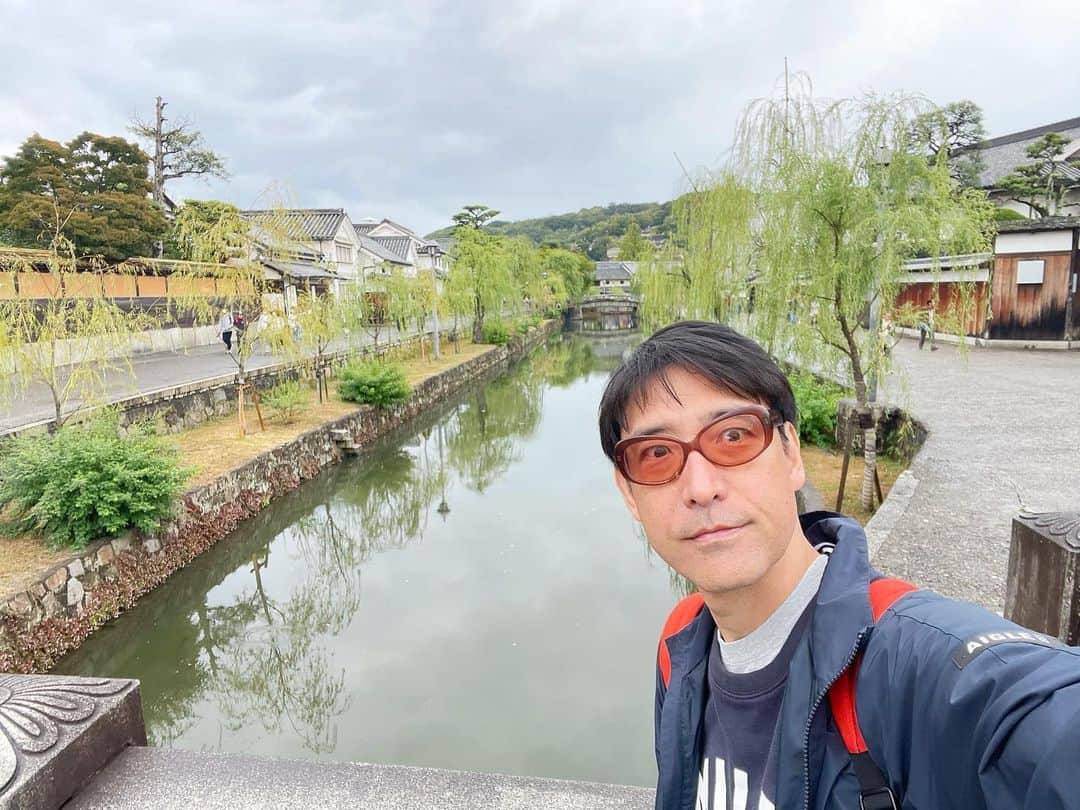 小宮山雄飛さんのインスタグラム写真 - (小宮山雄飛Instagram)「明日は岡山でライブ！っつーことで、一足お先に久しぶりの　#倉敷　#美観地区　 最近、地方ライブの前乗り・後残り率がすごい。 1日じゃ絶対帰んないかんね！！ #ホフディラン」10月27日 17時05分 - yuhikomiyama