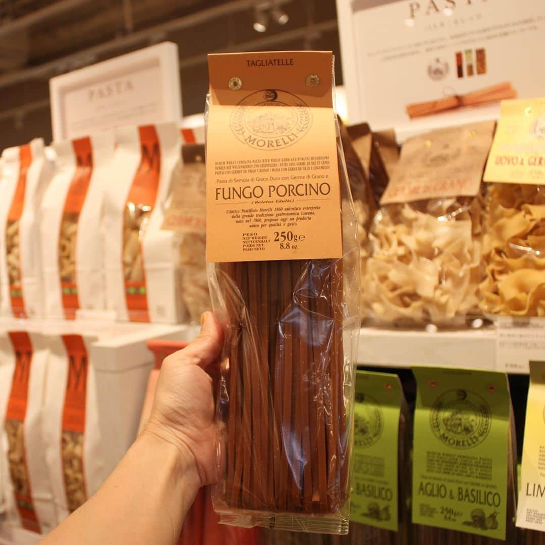 EATALY Tokyoさんのインスタグラム写真 - (EATALY TokyoInstagram)「Porcini🍄ポルチーニ  イータリーのレストランでも大人気のポルチーニ。 秋が美味しいポルチーニは、トリュフや松茸と並び世界三大キノコとされています。特有の香りと歯ごたえのよさが魅力で、パスタやリゾットをはじめ、さまざまな料理に活用されています。  イータリーのマーケットでは、イタリア産のポルチーニの食材を沢山取り揃えています。 ポルチーニはお店で食べるものとイメージしていた方も、乾燥ポルチーニや、パスタ、ソースを使えば、おうちでもポルチーニを使った料理を作ることができます！ ぜひ秋の食卓にポルチーニを取り入れてみてください。  #eataly #イータリー #eatalyginza #eatalytokyo #eatalymarunouchi #eatalynihombashi #eatalyharajuku #eatalyshonan #ポルチーニ #秋 #パスタ #リゾット #キノコ #イタリアン」10月27日 17時06分 - eataly.tokyo