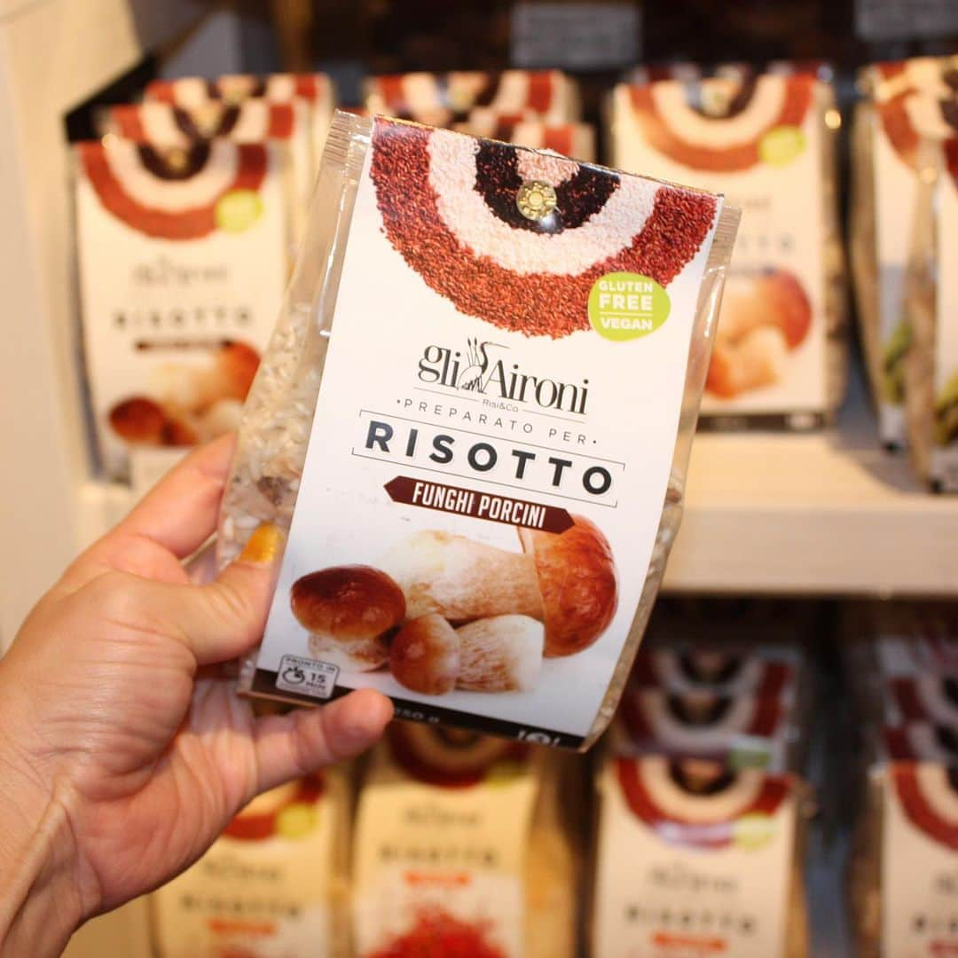 EATALY Tokyoさんのインスタグラム写真 - (EATALY TokyoInstagram)「Porcini🍄ポルチーニ  イータリーのレストランでも大人気のポルチーニ。 秋が美味しいポルチーニは、トリュフや松茸と並び世界三大キノコとされています。特有の香りと歯ごたえのよさが魅力で、パスタやリゾットをはじめ、さまざまな料理に活用されています。  イータリーのマーケットでは、イタリア産のポルチーニの食材を沢山取り揃えています。 ポルチーニはお店で食べるものとイメージしていた方も、乾燥ポルチーニや、パスタ、ソースを使えば、おうちでもポルチーニを使った料理を作ることができます！ ぜひ秋の食卓にポルチーニを取り入れてみてください。  #eataly #イータリー #eatalyginza #eatalytokyo #eatalymarunouchi #eatalynihombashi #eatalyharajuku #eatalyshonan #ポルチーニ #秋 #パスタ #リゾット #キノコ #イタリアン」10月27日 17時06分 - eataly.tokyo