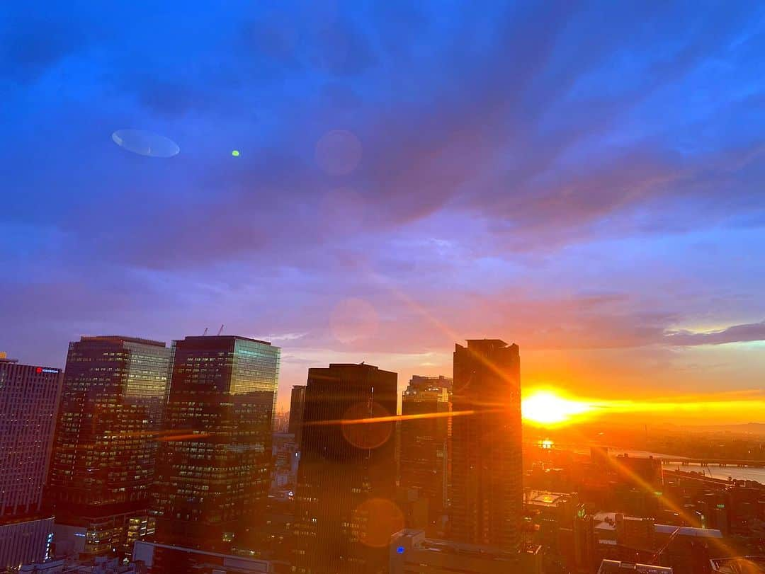 マルシアのインスタグラム：「さっきまで大雨、雷な大阪 今は 夕日が顔を出してる ホッとし癒す お裾分けします 感謝 #マルシア #アナスタシア」