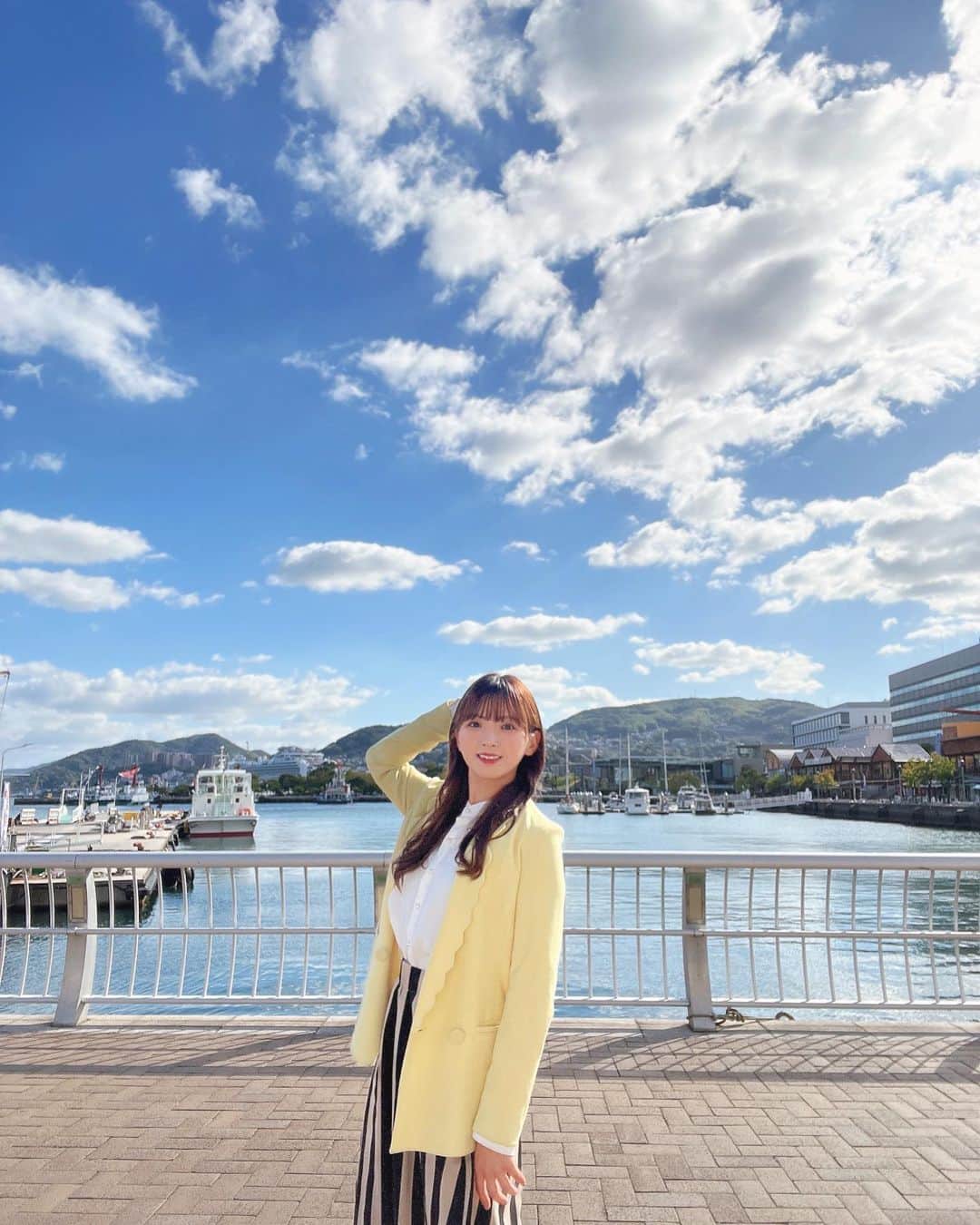 青木理奈さんのインスタグラム写真 - (青木理奈Instagram)「☀️☀️☀️  久しぶりの備忘録。 誰が楽しみにしてるわけでもないのですが なんか書き溜まってました。笑  先日からなんだか久しぶりの方に "たまたま"お会いすることが たくさんありました。  その中で久しぶりに会ったメイクさんとのこと。  そのメイクさんとは、 重め前髪に真っ黒アイライン、 涙袋なんてなかった頃からご一緒してました。笑 同世代の皆さんには大変懐かしいメイクですよね。笑  それから下げすぎのアイライン 太め眉毛やうさぎメイク 唇がベロンベロンになるティントリップ そんないろんな道を共に歩んできました笑 たぶん笑  懐かしすぎて胸が苦しくなります笑  で、どんな風に久しぶりに会ったかって言うと、 駅のホームで電車を待っていて わらわらと人が降りてきて、  "りなちゃん？"  とマスクをして早朝の顔をして遠くを見つめていた 私に気づいてくれたわけです。  ありがたやぁ。  わたしがはっ！！！！ってなっていると  "頑張ってねー"  って言って去っていったんですね。  私は電車に乗るわけですし  ほんと数秒なんですけど、  色々落ち込んでいたので、 なんかとても心が温かくなったんです。  私にとってメイクさんは心から信頼できる味方的な方です。  昨日はこんなことがあって寝れてないんだ。  とか。  最近外ロケばかりで日焼けしたんだ。 とか。  そんな日常会話から汲み取って  数時間の収録でクマがひょっこり出てこないよう気をつけてくださったり  日焼けして乾燥した肌を労ってくださったり  カメラマンさんやスタジオの状況を見てメイクでフォローしてくださったり。  緊張をほぐしてくれたり。  すげーなぁ。心遣い、気遣いの達人だよなーと思います。  で！  この一瞬のマジで数秒の、  頑張ってねー！  ってすごくて、  この感じ、仕事行くんだろーなー？ と思ってくださったのか…  これからもがんばれよー！ の気持ちなのか、  認識した後の、速攻の、頑張ってねー！  これすごくないですか？  いやー、なんか感動しました。  いつも車移動なので  いつもと違うことするもんだなぁと笑  私がやってる仕事って、メイクさんがつくことなんて結構稀なんですね。  タレントって仕事はメイクつくーってイメージもあると思うんですけど、  スキンケアのCMだったり、スタジオ収録だったりは  メイクさんがつくことがあっても  ほんーーーっとに、メイクさんつくのは稀で  メイクさんいる！って聞くとブチ上がります笑  やったやったーーーってなります笑  普段は個人でメイクさんにお願いするしかないんですね。  ただ、私にはオファーできる時間的余裕も金銭的余裕もないので、基本セルフです。  すぐ直せるようにファンデーションとかリップとかポケットとかインナーバックを仕込んでロケしてたりします笑 (インナーバックはワンピースとかの時にマイクを入れたりもできます。便利です。ランニングとかで使うような、なにいれるん？なにはいるん？みたいな薄いちっちゃいバック笑 あれめっちゃ活躍します。)  なにせ、荷物を持ってもらえるマネージャーも私にはいないので…  毎回ついてきてもらうようなスタッフをつけるというのは現状あまり現実的ではありません。 (スケジュールもバラバラすぎるし、1人の方がフットワークが軽いし。まぁとにかく色々と。)  話があっちこっち行きましたが、  メイクさんを含め私たちが仕事をスムーズに出来るようにしてくださるスタッフの皆さんには感謝しているし、本当に支えられています。  フリーで活動している醍醐味も感じられます。  フリーを選んでるのは私なんで偉そうなことは言えませんが、フリーっていいなと私は思ったりします。  明日も自分がやってる仕事の先にどれだけの人がいるのかと思いを馳せながら頑張ります。  メイクさんとかスタイリストさんがつけられるように一生懸命頑張ろう！と思いながら どこでいつ着たかデータフォルダを確認しながら、明日の衣装を準備して、メイクして翌日の衣装を調達しにネットを見漁ります。笑  明日は靴下を買うのを忘れないようにしたいです。」10月27日 17時16分 - rin.427