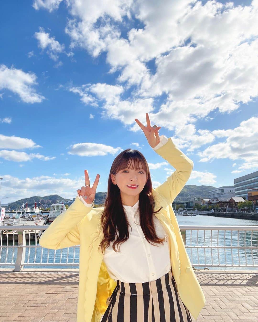 青木理奈のインスタグラム：「☀️☀️☀️  久しぶりの備忘録。 誰が楽しみにしてるわけでもないのですが なんか書き溜まってました。笑  先日からなんだか久しぶりの方に "たまたま"お会いすることが たくさんありました。  その中で久しぶりに会ったメイクさんとのこと。  そのメイクさんとは、 重め前髪に真っ黒アイライン、 涙袋なんてなかった頃からご一緒してました。笑 同世代の皆さんには大変懐かしいメイクですよね。笑  それから下げすぎのアイライン 太め眉毛やうさぎメイク 唇がベロンベロンになるティントリップ そんないろんな道を共に歩んできました笑 たぶん笑  懐かしすぎて胸が苦しくなります笑  で、どんな風に久しぶりに会ったかって言うと、 駅のホームで電車を待っていて わらわらと人が降りてきて、  "りなちゃん？"  とマスクをして早朝の顔をして遠くを見つめていた 私に気づいてくれたわけです。  ありがたやぁ。  わたしがはっ！！！！ってなっていると  "頑張ってねー"  って言って去っていったんですね。  私は電車に乗るわけですし  ほんと数秒なんですけど、  色々落ち込んでいたので、 なんかとても心が温かくなったんです。  私にとってメイクさんは心から信頼できる味方的な方です。  昨日はこんなことがあって寝れてないんだ。  とか。  最近外ロケばかりで日焼けしたんだ。 とか。  そんな日常会話から汲み取って  数時間の収録でクマがひょっこり出てこないよう気をつけてくださったり  日焼けして乾燥した肌を労ってくださったり  カメラマンさんやスタジオの状況を見てメイクでフォローしてくださったり。  緊張をほぐしてくれたり。  すげーなぁ。心遣い、気遣いの達人だよなーと思います。  で！  この一瞬のマジで数秒の、  頑張ってねー！  ってすごくて、  この感じ、仕事行くんだろーなー？ と思ってくださったのか…  これからもがんばれよー！ の気持ちなのか、  認識した後の、速攻の、頑張ってねー！  これすごくないですか？  いやー、なんか感動しました。  いつも車移動なので  いつもと違うことするもんだなぁと笑  私がやってる仕事って、メイクさんがつくことなんて結構稀なんですね。  タレントって仕事はメイクつくーってイメージもあると思うんですけど、  スキンケアのCMだったり、スタジオ収録だったりは  メイクさんがつくことがあっても  ほんーーーっとに、メイクさんつくのは稀で  メイクさんいる！って聞くとブチ上がります笑  やったやったーーーってなります笑  普段は個人でメイクさんにお願いするしかないんですね。  ただ、私にはオファーできる時間的余裕も金銭的余裕もないので、基本セルフです。  すぐ直せるようにファンデーションとかリップとかポケットとかインナーバックを仕込んでロケしてたりします笑 (インナーバックはワンピースとかの時にマイクを入れたりもできます。便利です。ランニングとかで使うような、なにいれるん？なにはいるん？みたいな薄いちっちゃいバック笑 あれめっちゃ活躍します。)  なにせ、荷物を持ってもらえるマネージャーも私にはいないので…  毎回ついてきてもらうようなスタッフをつけるというのは現状あまり現実的ではありません。 (スケジュールもバラバラすぎるし、1人の方がフットワークが軽いし。まぁとにかく色々と。)  話があっちこっち行きましたが、  メイクさんを含め私たちが仕事をスムーズに出来るようにしてくださるスタッフの皆さんには感謝しているし、本当に支えられています。  フリーで活動している醍醐味も感じられます。  フリーを選んでるのは私なんで偉そうなことは言えませんが、フリーっていいなと私は思ったりします。  明日も自分がやってる仕事の先にどれだけの人がいるのかと思いを馳せながら頑張ります。  メイクさんとかスタイリストさんがつけられるように一生懸命頑張ろう！と思いながら どこでいつ着たかデータフォルダを確認しながら、明日の衣装を準備して、メイクして翌日の衣装を調達しにネットを見漁ります。笑  明日は靴下を買うのを忘れないようにしたいです。」