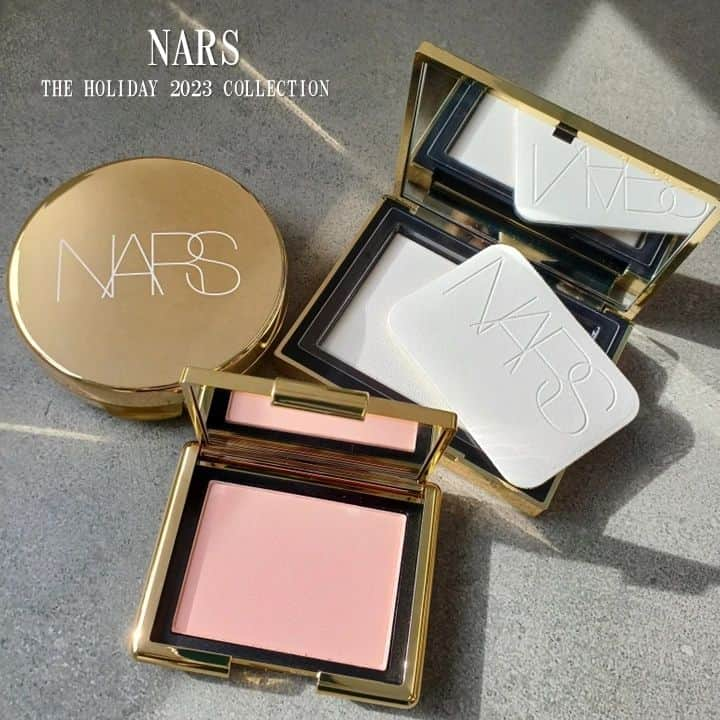 Fruit Gatheringさんのインスタグラム写真 - (Fruit GatheringInstagram)「. 【NARS THE HOLIDAY 2023 COLLECTION “SPARK THE PARTY”】   SPARK THE PARTY  メイクで火をつけて、欲望を満たして。 主役は、あなた。    NARS 2023年10月27日(金)数量限定発売 ■エンドレスナイツ アイシャドーパレット 限定1種 ￥7,150(税込) マット、シマー、メタリック、スパークルの異なる質感の９色アイシャドーパレット。 ゴールドのグリッターで装飾されたホリデー限定パッケージがパーティーナイトのムードを演出しています。 ※９色すべて新・限定色   ■オールザットグリターズ ライトリフレクティング チークパレット 限定１種　￥8,690(税込) 肌に溶け込むようになじみやすい、きめ細やかで軽いつけ心地の6色チークパレットが、ゴールドのグリッターで装飾されたホリデー限定パッケージで登場。メタリックピンク、シマーなローズゴールド、サテンピーチ等のカラーが、頬に血色感*とつやめく光*をもたらします。 ※6色すべて新・限定色   ■スターライト パワーマット リップスティック 限定2種　￥4,840(税込) パワーマットリップスティックの代表色が、ホリデー限定のシルバーグリッターのパッケージで登場。ひと塗りで鮮やかに発色するリップスティックで、なめらかなテクスチャーが、大胆でマットな発色を叶えます。  【color】 ・112：ダスティローズ ・133：メープルレッド   ■ゴールデンスパーク ピュアラディアントプロテクション アクアティックグロー クッションファンデーション ケース 限定1種 ￥1,650(税込) 『ピュアラディアントプロテクション アクアティックグロー クッションファンデーション』の専用ケースにホリデー限定のメタリックゴールドコンパクトが登場。きらめきと輝きを放つパッケージがホリデーシーズンを華やかに彩ります。   ■アフターパーティ ライトリフレクティングセッティングパウダー プレスト 限定1種 ￥5,830(税込) 『ライトリフレクティングセッティングパウダー』がホリデー限定のメタリックゴールドパッケージで登場。心躍るような華やかな限定パッケージで、ホリデーシーズンをお楽しみください。   ■フェイタルアトラクション ブラッシュ 限定1種 ￥4,730(税込) シルクのようななめらかな肌に仕上がるチークカラーの定番色が、ホリデー仕様のメタリックなゴールドコンパクトで登場。さっとのせるだけでやわらかなソフトピーチが肌になじみ、上気したような色っぽい血色感*を演出します。  【color】 ・03586：ソフトピーチ   *メイクアップ効果による ・・・・・・・・・・・・・・・・・・・ #fruitgathering #フルーツギャザリング #美容好きさんと繋がりたい #美容好きな人と繋が りたい #メイク好きさんと繋がりたい #美容 #化粧品 #コスメ好き #コスメ #コスメ部 #コスメ情報 #おすすめコスメ #コスメマニア #トレンドコスメ #ご褒美コスメ #デパコス #アイシャドウ #ブラッシュ #リップスティック #リップ #フェイスカラー #コフレ #ホリデーコレクション#ホリデーコレクション2023 # NARS ＃ナーズ」10月27日 17時16分 - fruitgathering.jp