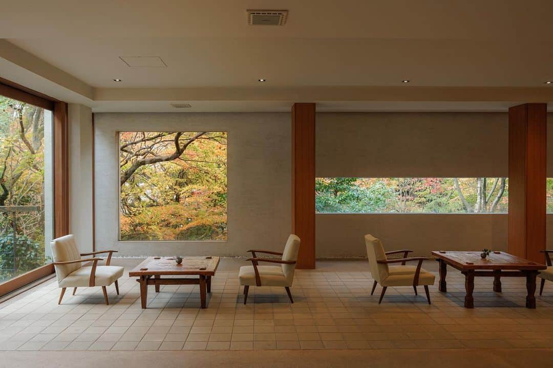 株式会社モリモトのインスタグラム：「ホテルジャーナリストとして世界・日本中を旅し続けるせきねきょうこさんによる新連載「真のラグジュアリーを求めて」をUPしました🎗 ⁡  ［第4回］べにや無何有　～加賀山代温泉／石川～ スタイリッシュな温泉旅館に宿る 伝統と革新の美しい融合  ⁡ ＊＊＊＊＊ ⁡ 記事はプロフィールトップ（@morimoto_sumau）のURLより是非ご覧ください👀 ⁡ #モリモト #morimoto #sumau #スマウ #せきねきょうこの気まま旅 #真のラグジュアリーを求めて #japan #🇯🇵 #travel #travelling #hotel #旅 #旅行 #べにや無何有 #金沢」