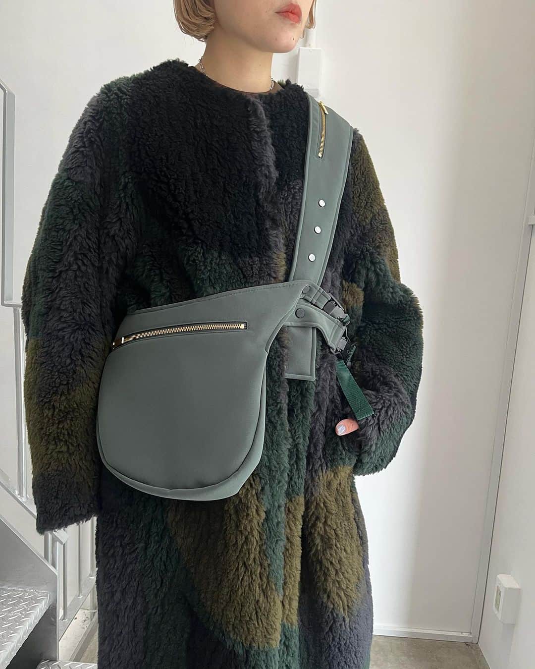 MIDWEST TOKYO WOMENのインスタグラム：「. 【bag】 basket motif multi way body bag @mamekurogouchi khaki,black  【outer】 silver knitted fluffy wool i line coat @mamekurogouchi khaki,brown / size 1,2,3  staff 160cm @midwest_tw」