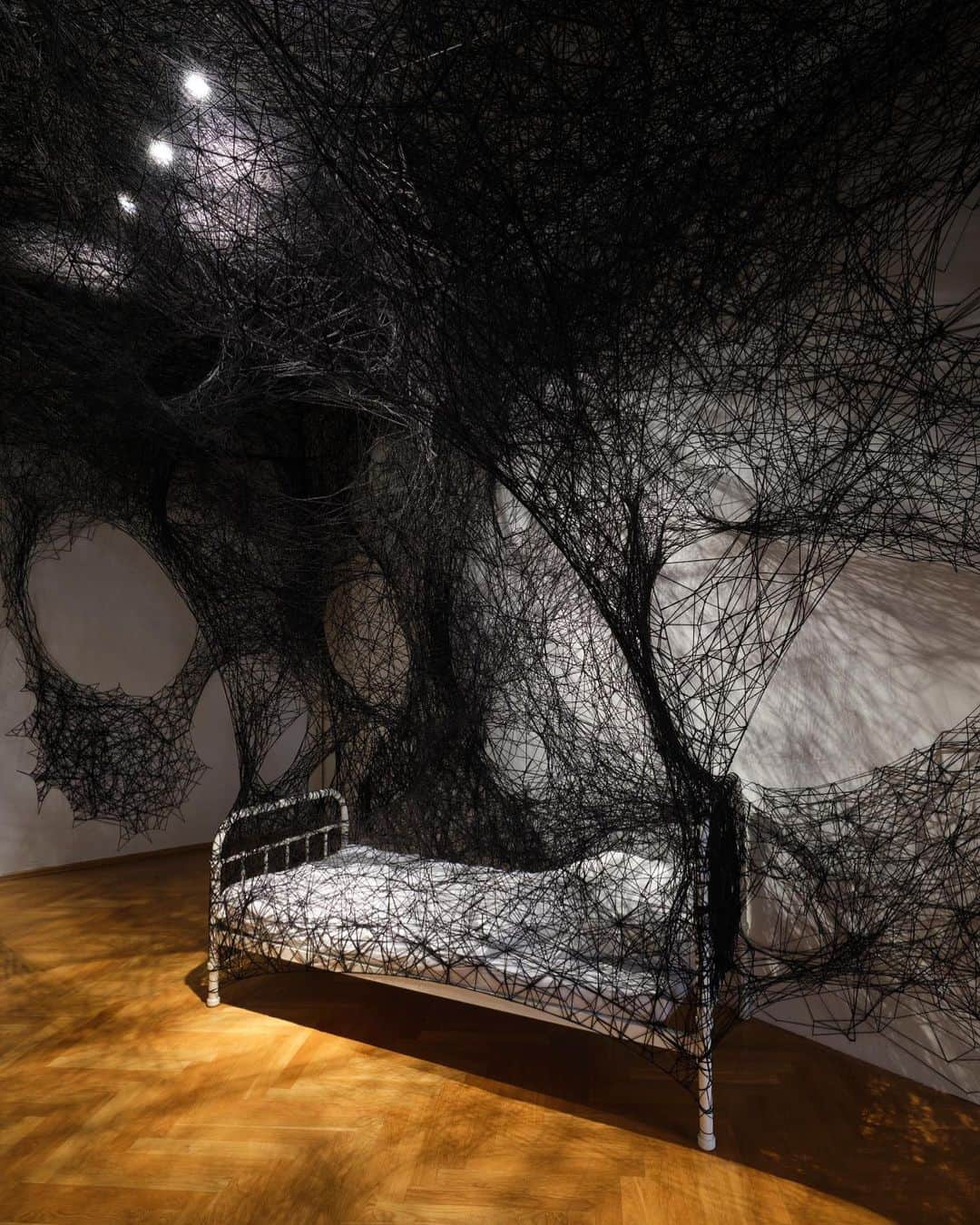 塩田千春のインスタグラム：「The group show "Franz Kafka: 1924" at Museum Villa Stuck @villastuck in Munich, Germany has opened this week. The installation "During Sleep" is presented at the exhibition, which deals with dream, reality and everything in-between. Sleeping is similar to dying. When we sleep our consciousness is absent. We do not know reality in our sleep. I often think about the Taoist text ‘The Butterfly Dream’ by Zhuang Zhou. Within the text, a man dreamt he was a butterfly, but when he awoke from this dream, he could not say if he is a man who dreamt of being a butterfly or a butterfly dreaming of being a man. I believe sleeping and dreaming are strongly connected, and they are an important foundation for our sense of reality.   Exhibition dates: Open until Feb 11, 2024  For more information visit: https://www.villastuck.de/programm/detail/kafka-1924  Photo by Jann Averwerser  #installation #Duringsleep #groupexhibition #frankkafka #villastuckmunich #butterflydream #art #installationart #artist #contemporaryart #munich #germany」