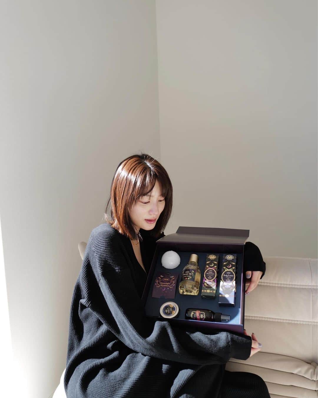 のインスタグラム：「星が輝いて魅惑的なパッケージがドキドキしちゃう大好きなSABONのホリデーコレクション🎁✨ 10/26(木)に店舗、公式オンラインストアで発売されるよ！ 香りはフローラルだけどムスクの香りもほんのりしてつけた瞬間肌も潤っていい香りが充満するの🧴  実際にウォータースタンドで試してみたんだけど心地良くなる香りと洗った後の肌のしっとり具合にびっくり！  アトリエならではの装飾にもうっとりするから是非行ってみてほしい🌃 自分へのプレゼントにも大切な人へのギフトでもおすすめだよ~  #PR#sabon#sabonホリデーコレクション」