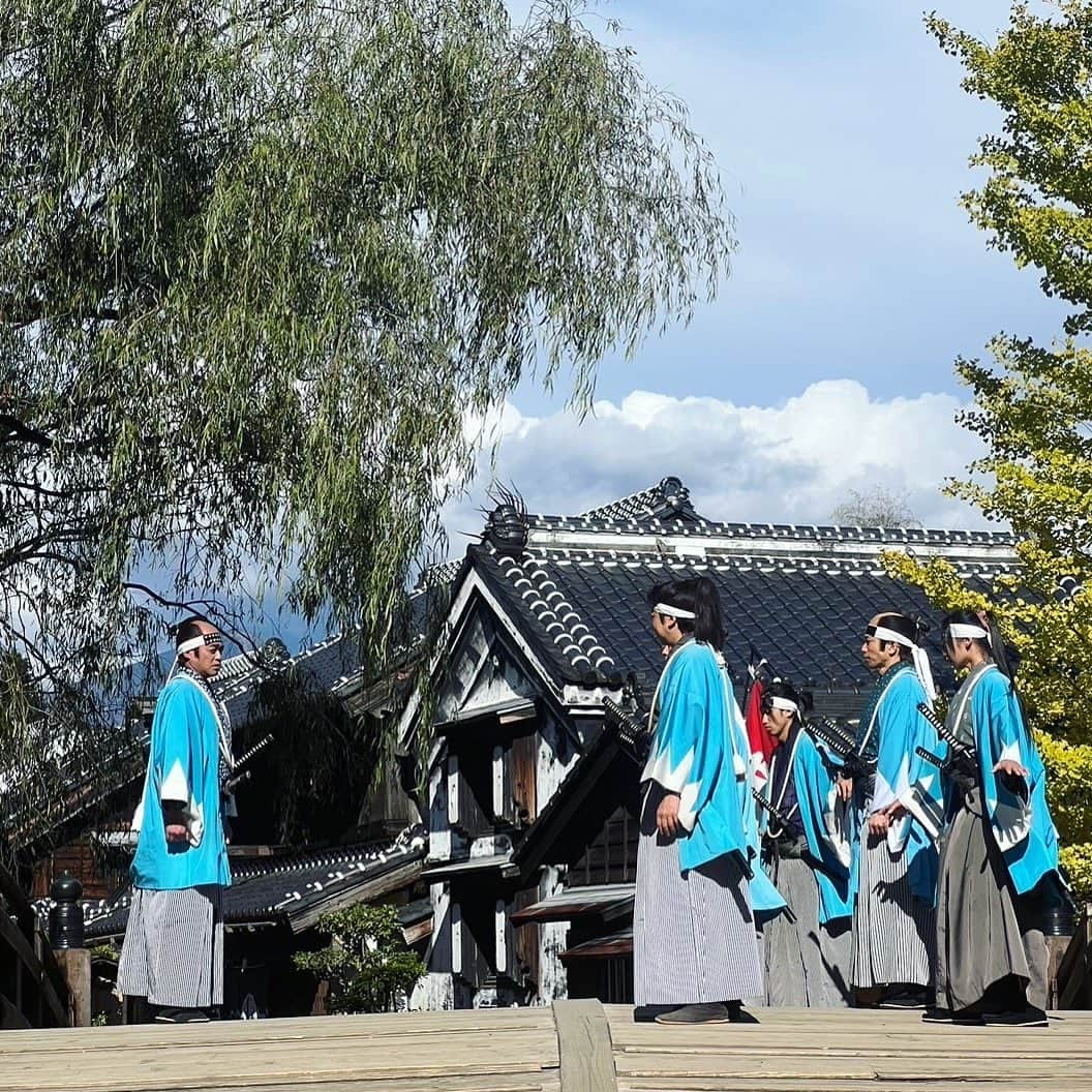 江戸ワンダーランド 日光江戸村のインスタグラム：「・ 新撰組 | shinsengumi 秋の涼しさもグッと深まり、見回りにも精が出ます。 The coolness of autumn has deepened, and they are more active in patrolling. ・ ・ #edowonderland #edo #shinsengumi #日本の風景 #新撰組 #江戸ワンダーランド日光江戸村」