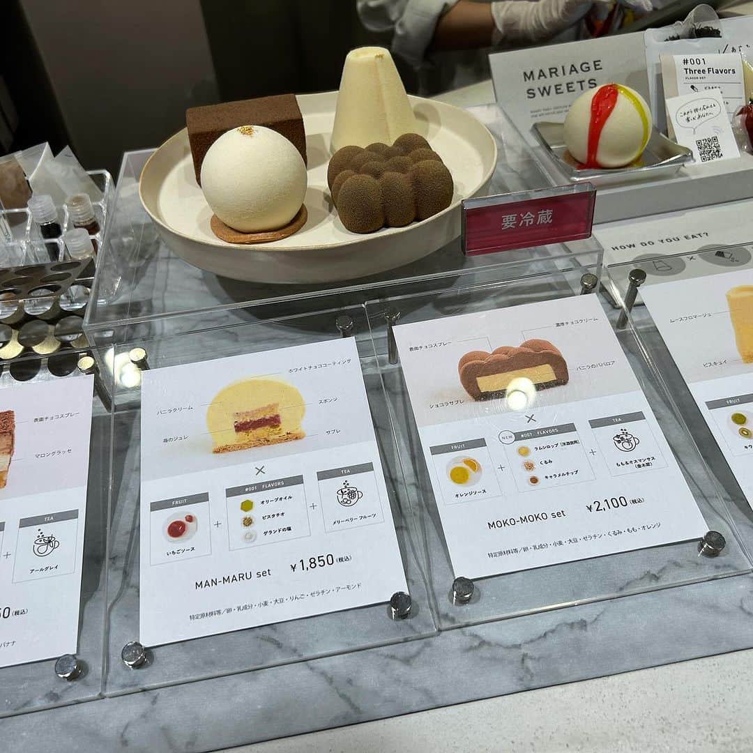 世手子さんのインスタグラム写真 - (世手子Instagram)「#PR New sensation sweets inside Tokyo Station🍰 Perfect for souvenirs🎂 wonderful Tokyo life👏 @amamikaori_lab  #あまみカオリ研究所 #東京駅スイーツ あかりんと行ってきたよ(*´꒳`*) 東京駅構内にあるよ（＾ω＾） 味変を楽しむ新感覚 #マリアージュスイーツ (*´ω`*) #manmaruset かわいい❤️ 最適なハーブティーもついてる( ◠‿◠ ) 最初はスタンダードにベリーソース 次にお好みでピスタチオ お塩 オリーブオイル  どれも楽しい味変で、おいしかった(*≧∀≦*) お土産に最適(*´ω｀*) お子様も大興奮でした(*´∀`)♪ #東京スイーツ #グランスタ東京 #スイーツマニア #ケーキ #3時のおやつ #手土産 #おみやげ #食を楽しむ #食べることが好き #ご褒美スイーツ #オリジナルスイーツ #おうちカフェ #最新スイーツ #東京手土産 #東京土産」10月27日 17時22分 - rojide