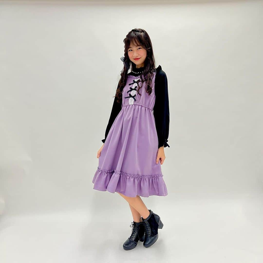 axes_femme_kidsさんのインスタグラム写真 - (axes_femme_kidsInstagram)「🎀axesfemme Kids “PETIT LADY” . . ハロウィンにピッタリな配色ワンピース💜 胸元のリボンが可愛らしさを演出🎀 キャラクターのバウンドコーデにも大活躍なアイテムです✨ ⁡ 🎀連ボタンビスチェ切替ワンピ 140cm~160cm  展開 ¥5,500(税込) . . ✻model:みーちゃん✻ @akkoomama  ⁡ . . *:..｡♡*ﾟ¨ﾟﾟ･*:..｡♡*ﾟ¨ﾟﾟ･*:..｡♡*ﾟ¨ﾟ･*:..｡♡*ﾟ¨ﾟﾟ･*:. ⁡ #axesfemme #axes #アクシーズ #axesfemmekids #アクシーズキッズ #2023aw #オシャレキッズ #キッズファッションショー #キッズ #jsコーデ #jcコーデ #中学生コーデ #キッズコーデ #秋コーデ #ワンピース #kawaiiでつながろっ #axesfemmeでもっとつながろう ⁡ *:..｡♡*ﾟ¨ﾟﾟ･*:..｡♡*ﾟ¨ﾟﾟ･*:..｡♡*ﾟ¨ﾟ･*:..｡♡*ﾟ¨ﾟﾟ･*:」10月27日 17時22分 - axes_femme_kids