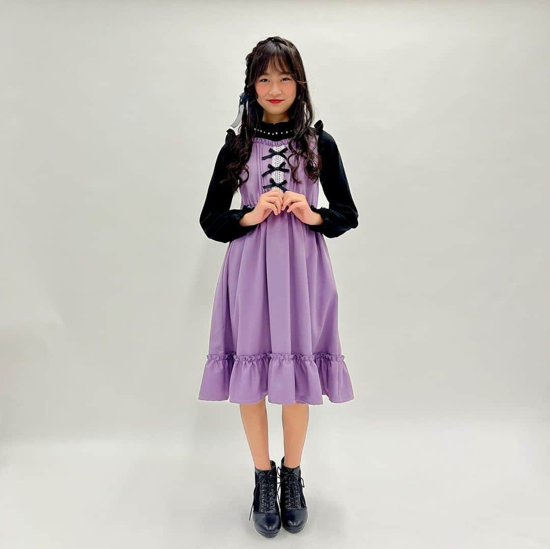 axes_femme_kidsさんのインスタグラム写真 - (axes_femme_kidsInstagram)「🎀axesfemme Kids “PETIT LADY” . . ハロウィンにピッタリな配色ワンピース💜 胸元のリボンが可愛らしさを演出🎀 キャラクターのバウンドコーデにも大活躍なアイテムです✨ ⁡ 🎀連ボタンビスチェ切替ワンピ 140cm~160cm  展開 ¥5,500(税込) . . ✻model:みーちゃん✻ @akkoomama  ⁡ . . *:..｡♡*ﾟ¨ﾟﾟ･*:..｡♡*ﾟ¨ﾟﾟ･*:..｡♡*ﾟ¨ﾟ･*:..｡♡*ﾟ¨ﾟﾟ･*:. ⁡ #axesfemme #axes #アクシーズ #axesfemmekids #アクシーズキッズ #2023aw #オシャレキッズ #キッズファッションショー #キッズ #jsコーデ #jcコーデ #中学生コーデ #キッズコーデ #秋コーデ #ワンピース #kawaiiでつながろっ #axesfemmeでもっとつながろう ⁡ *:..｡♡*ﾟ¨ﾟﾟ･*:..｡♡*ﾟ¨ﾟﾟ･*:..｡♡*ﾟ¨ﾟ･*:..｡♡*ﾟ¨ﾟﾟ･*:」10月27日 17時22分 - axes_femme_kids