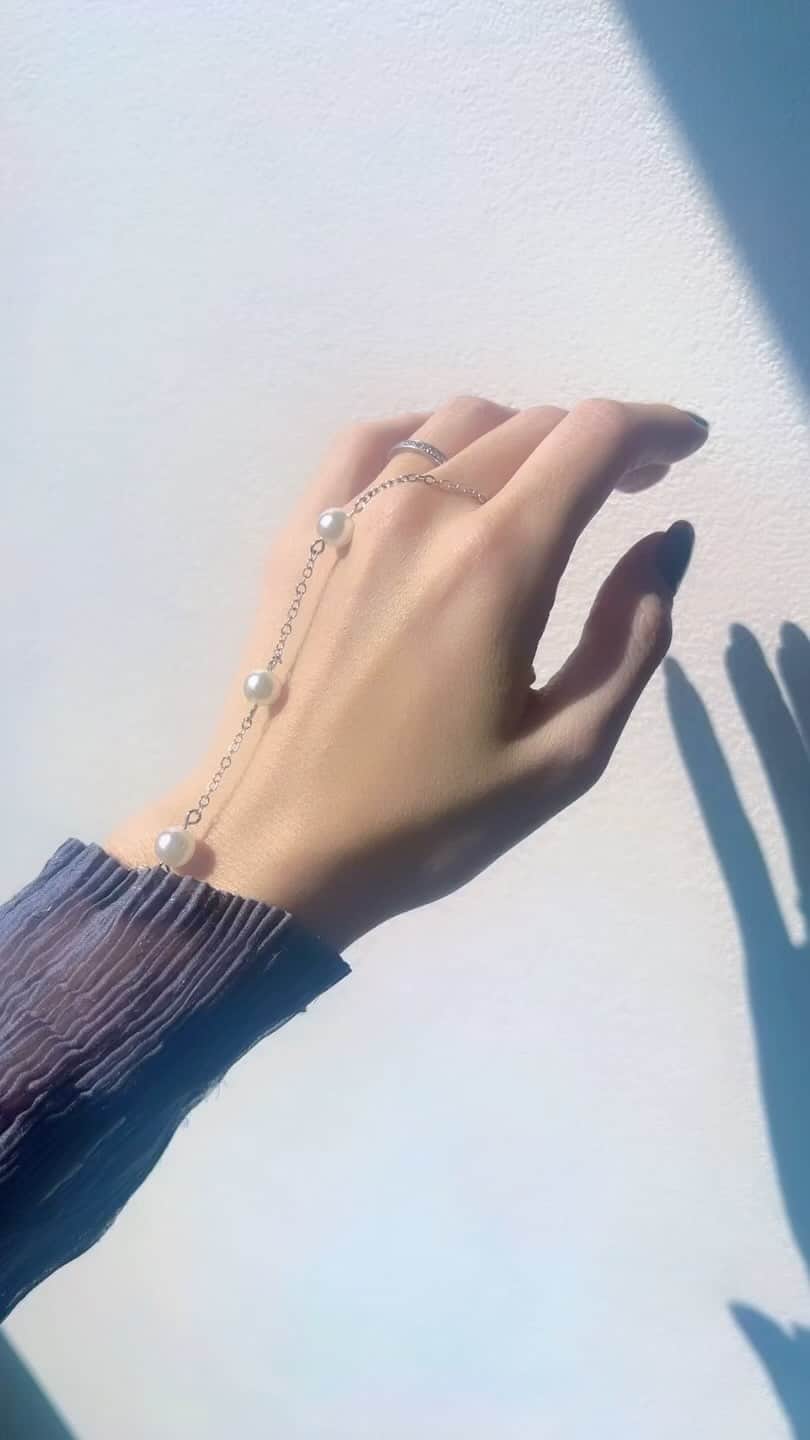 山本優希のインスタグラム：「長袖着ると隠れてしまうブレスレット だから手の甲にシフト♡ @sh_ki_jp  #bracelet#ブレスレット#accessory#acc#silver#Perl」