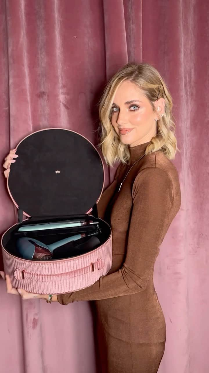 キアラ・フェラーニのインスタグラム：「Still not over last night’s wavy look 😍  To create this hairstyle we used the new @ghditalia dreamy Deluxe gift set with Platinum+ styler and Helios hairdryer from the #ghdDreamland limited edition ✨ #adv」