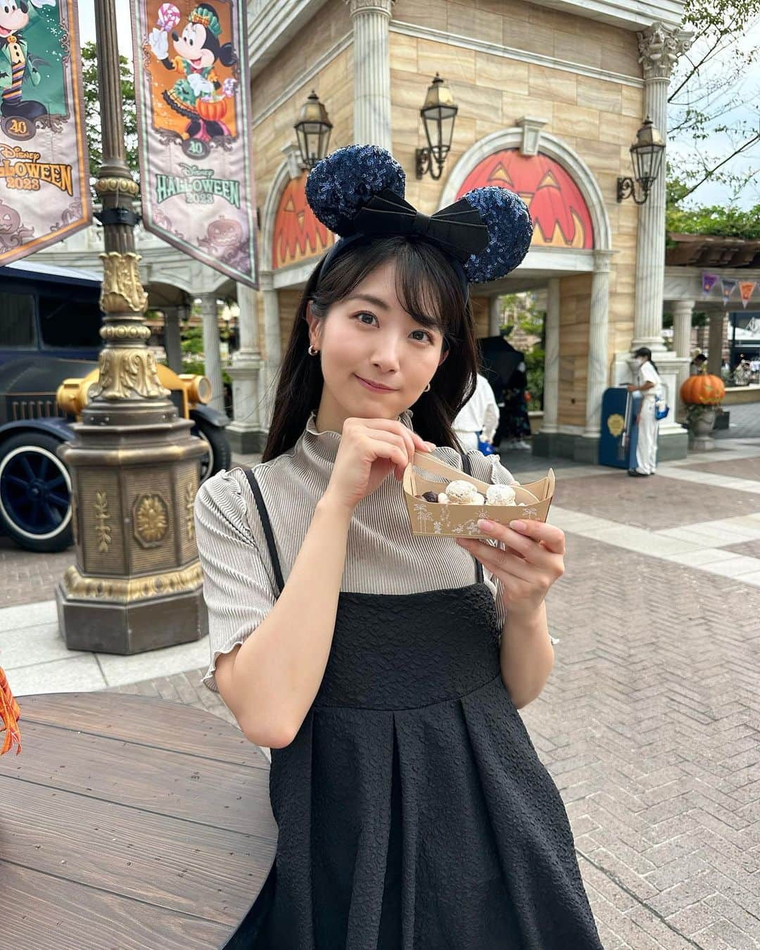 関根ささらのインスタグラム：「#ディズニーハロウィン を満喫した日の写真💙  #アメリカンウォーターフロント に飲食スペースとフード／ドリンクトラックが設置されていつでもどこでも飲食をより楽しめるようになってました♡  今回食べたのは #ベイクドドルチェ (マロン＆カシス)🌰 来年3/31まで販売継続されるみたい☺️☺️  新発売のカチューシャはリバーシブルなのでどっちを前につけても可愛くて最高🐈‍⬛🌙 #ブラックコーデ に合わせたかったのでダークなコーデにしました🖤  突然雨が降ってくる日だったので写真撮るの大変すぎた！ それもまた良き思い出♡ . . . . #ディズニーコーデ #ディズニーフード #Dハロ #ディズニーハロウィーン #ハロウィンフード #halloween #disneyhalloween #disneyfood #disneyoutfit #disneyootd #ootd #outfitoftheday #halloween🎃 #disneygram #disneyparks #ディズニーグラム #ディズニーリゾート #東京ディズニーシー #ディズニーシー #tokyodisneysea #tds #disneysea #disneyresort #tokyodisney」