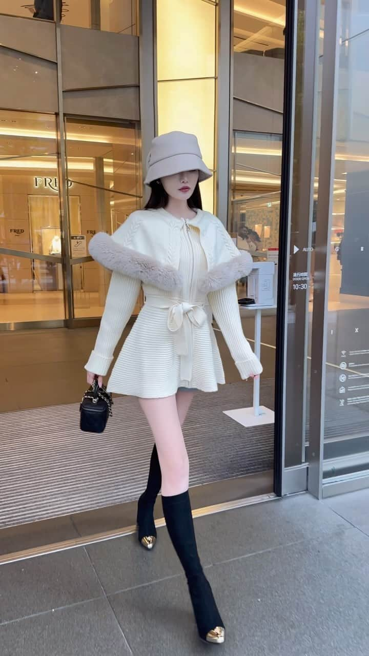 武藤静香のインスタグラム：「お買い物ｺｰﾃﾞ🛍️ このニットコートのかわいさ世界一🌏🥺 主役すぎてお気に入り♡ くびれ盛れも全体の特別感も大大大盛れです🥺発売から人気だから気になる方お早めにです♡ . . . #Rady#ニットコート#ファー#バケハ#ブーツコーデ #CHANEL」