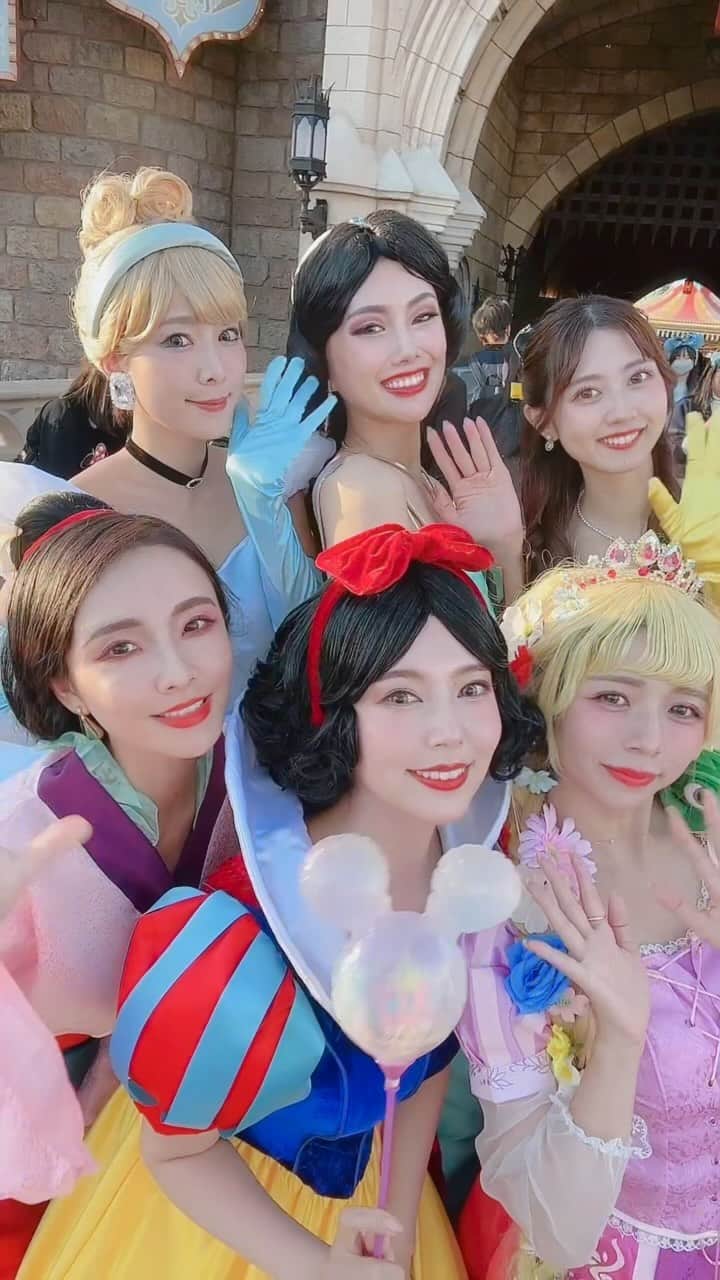 白川理桜のインスタグラム：「念願のプリンセス大集合Dハロ✨️🏰 みんな可愛すぎて面白すぎてめちゃくちゃ楽しかった！！ 前半のキラキラ具合と後半夜のおかしなテンションの差をご覧下さい😆笑 動画で伝わって欲しいこの楽しさ！ メンバーはこちら！ ⁡ シンデレラ🩵 @cindystory__  ラプンツェル🩷 @erinko0315  ジャスミン💚 @meeeeetamm  ベル💛 @kan6v6  ムーラン 💜 @ayani0625  白雪姫 ❤️ @srkwrio  ⁡ 素敵すぎる写真もお楽しみに…✨️ ⁡ #dハロ #dハロ仮装  #disney #disneyland  #disneylandphotography #disneyworld  #ディズニーランド #ディズニー ⁡ #ディズニーハロウィーン  #ディズニーハロウィン   ※規約・ルールに基づき仮装、撮影を行っております。」