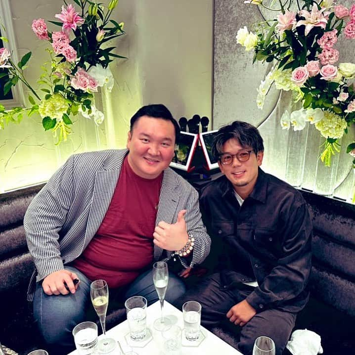 皇治さんのインスタグラム写真 - (皇治Instagram)「白鵬さんと久々会った。  お相撲さんの稽古呼んでもうたからMMA強なるため行ってくるわ。  #宮城野部屋 #白鵬さん #親方 #偉大な横綱」10月27日 17時27分 - 1_kouzi