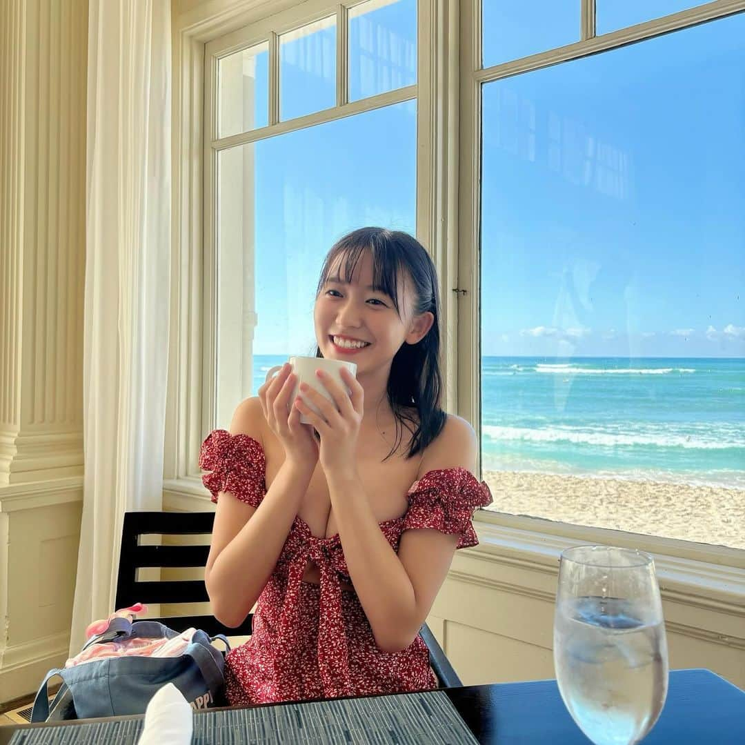 志田音々さんのインスタグラム写真 - (志田音々Instagram)「🏝️ ハワイに来てます🤙🏼 何で来てるかはまだ内緒っ  ワイキキ最古の、モアナサーフライダー，ウェスティン・リゾート＆スパに泊まってます☺︎ 100年の歴史があるホテルなんですって🌺  お部屋のバルコニー、ホテルのすぐ前のビーチ、ビーチのそばで食べるビュッフェ✨夜はまた違う雰囲気になって🌙 ハワイ満喫中です♪  #モアナサーフライダー #moanasurfrider」10月27日 17時28分 - shida_nene0715