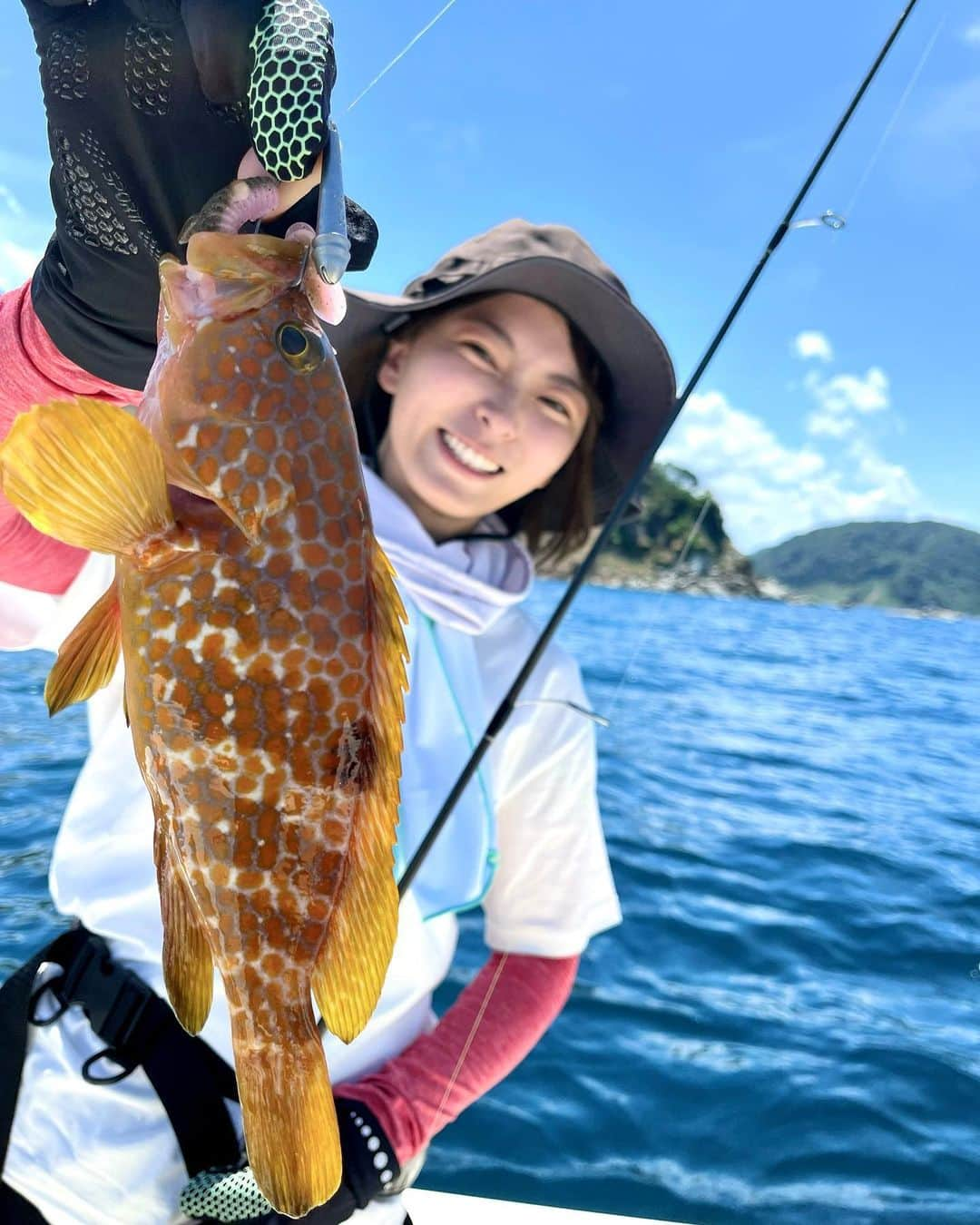 高本采実さんのインスタグラム写真 - (高本采実Instagram)「🎣 日本海アコウ釣り🎣 実はオモリグナイトゲームのあと、 大事なケンサキイカを置くため家へ帰り 準備して1時間後にはまた日本海へ向け出発🚗 という往復かましてた２日間😂  今回はバスタックルで海釣り🌞 バス釣りの仕掛けを使って海魚を狙ったり ルアーの新しい可能性を広げる!をテーマに色々試して遊んでみました✌︎  特にお気に入りは、名付けて「クリオネ」！ @tanajig1091 のあいや〜タコカーリーに @hideupofficial のスタッガーオリジナルのテールちぎったものを組み合わせて完成！  色にアクションに魚からも大人気で カマス、カサゴ、ツバス、タコ、そして本命のアコウ！ と、5種目GET✌︎  これ時期や場所・状況によっては、 あいや〜タコカーリーじゃんぼでさらにビッグターゲット狙うにも良さそう！！！  というか絶対釣れる予感しかせんぞ！！！  ⛴️ レンタルボート  . . . .  #アコウ釣り #クリオネ #キジハタ #ツバス #タコ #カマス #カサゴ #ガシラ #アコウ #バス釣り #バスタックル #ロックフィッシュ #釣り好き #あやみん甲殻隊R2 #日本海 #城崎 #釣り動画 #釣果 #大物ハンター #アングラー #fishinggirl #钓鱼 #高本采実 #あやみん #ayamistagram」10月27日 18時20分 - ayami__summer