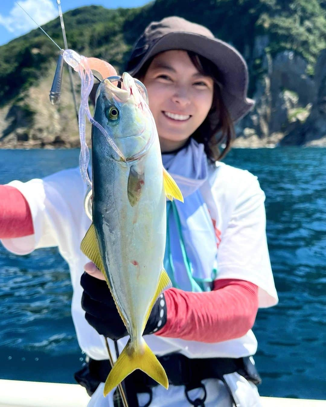 高本采実さんのインスタグラム写真 - (高本采実Instagram)「🎣 日本海アコウ釣り🎣 実はオモリグナイトゲームのあと、 大事なケンサキイカを置くため家へ帰り 準備して1時間後にはまた日本海へ向け出発🚗 という往復かましてた２日間😂  今回はバスタックルで海釣り🌞 バス釣りの仕掛けを使って海魚を狙ったり ルアーの新しい可能性を広げる!をテーマに色々試して遊んでみました✌︎  特にお気に入りは、名付けて「クリオネ」！ @tanajig1091 のあいや〜タコカーリーに @hideupofficial のスタッガーオリジナルのテールちぎったものを組み合わせて完成！  色にアクションに魚からも大人気で カマス、カサゴ、ツバス、タコ、そして本命のアコウ！ と、5種目GET✌︎  これ時期や場所・状況によっては、 あいや〜タコカーリーじゃんぼでさらにビッグターゲット狙うにも良さそう！！！  というか絶対釣れる予感しかせんぞ！！！  ⛴️ レンタルボート  . . . .  #アコウ釣り #クリオネ #キジハタ #ツバス #タコ #カマス #カサゴ #ガシラ #アコウ #バス釣り #バスタックル #ロックフィッシュ #釣り好き #あやみん甲殻隊R2 #日本海 #城崎 #釣り動画 #釣果 #大物ハンター #アングラー #fishinggirl #钓鱼 #高本采実 #あやみん #ayamistagram」10月27日 18時20分 - ayami__summer