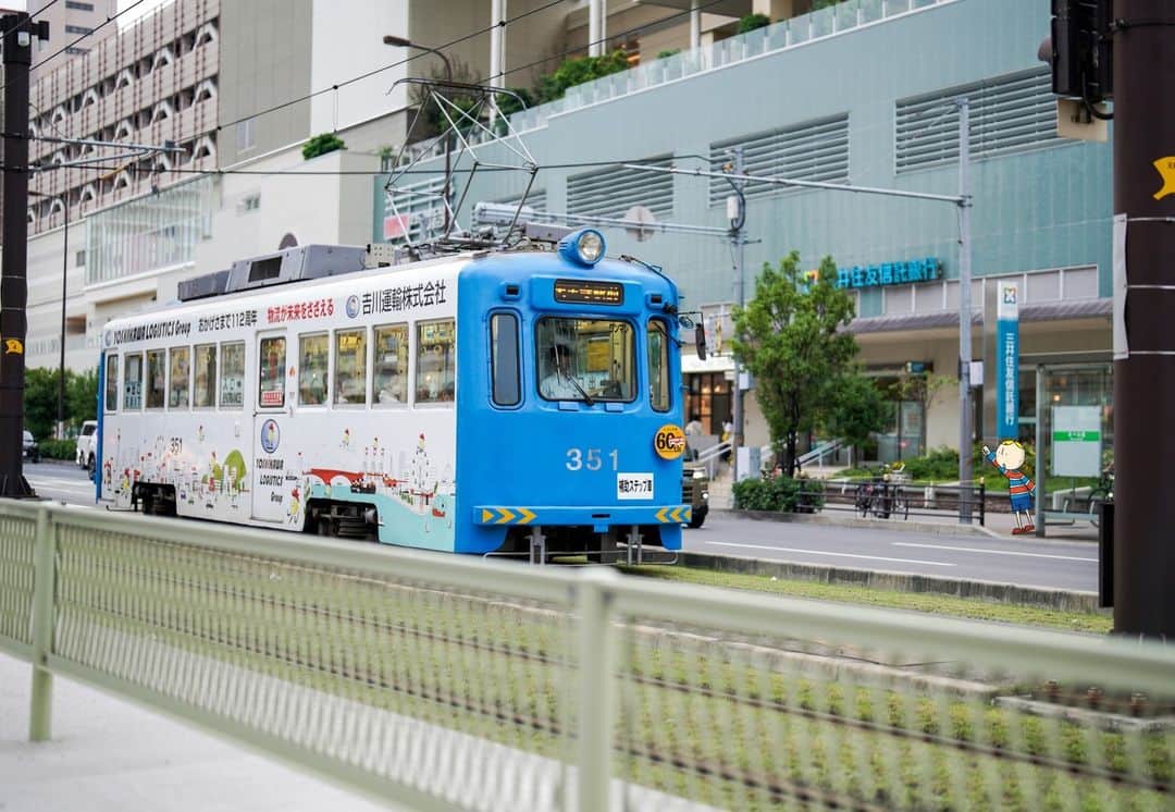 Osaka Bob（大阪観光局公式キャラクター）のインスタグラム：「The Hankai Tramway, colloquially known as 'Chin Chin Densha,' is used as a streetcar in some areas👍 If you want to experience Osaka's nostalgia, be sure to take a ride🛤️  阪堺電車は「チンチン電車」とも言われて、一部では路面電車として利用されてるで👍 大阪のノスタルジックな体験を味わいたかったらぜひ一度乗ってみてや🛤️  —————————————————————  #maido #withOsakaBob #OSAKA #osakatrip #japan #nihon #OsakaJapan #大坂 #오사카 #大阪 #Оsака #Осака #โอซาก้า #大阪観光 #sightseeing #Osakatravel #Osakajepang #traveljepang #osakatravel #osakatrip#阪堺電車 天王寺」
