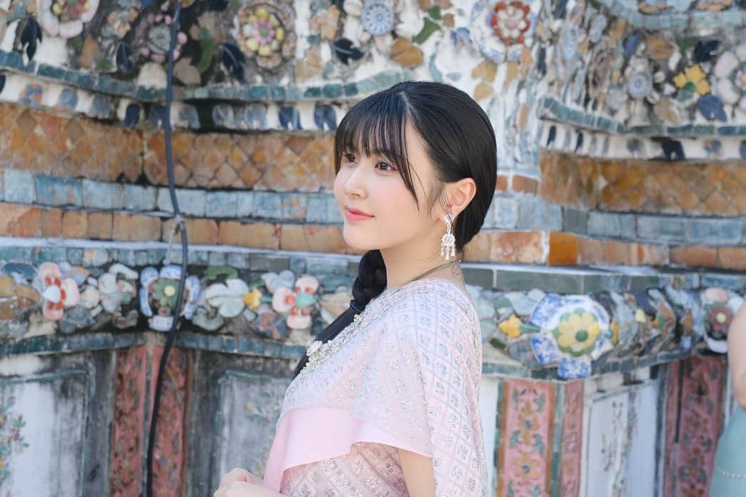 岡村美波のインスタグラム：「♡  みんなでワット・アルンに行ったんだぁ🇹🇭💓  タイフェスのステージの様子と 観光の密着映像が配信中ですっ🫶  DJみいみの映像も配信されています🎧💓  観てくれたら嬉しいなぁ☺️💓  #thailand #タイ観光 #ワットアルン #シワーライ  #beyooooonds #雨ノ森川海  #岡村美波 #みいみ #djみいみ  #清野桃々姫 #みいもも」