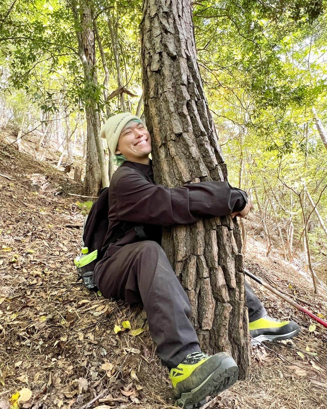 相馬トランジスタさんのインスタグラム写真 - (相馬トランジスタInstagram)「森林浴してきました🌲  #ホーム感エグい #空気がおいしい  #タバコも美味しい #人肌恋しいので木肌で我慢」10月27日 17時30分 - somatransistor