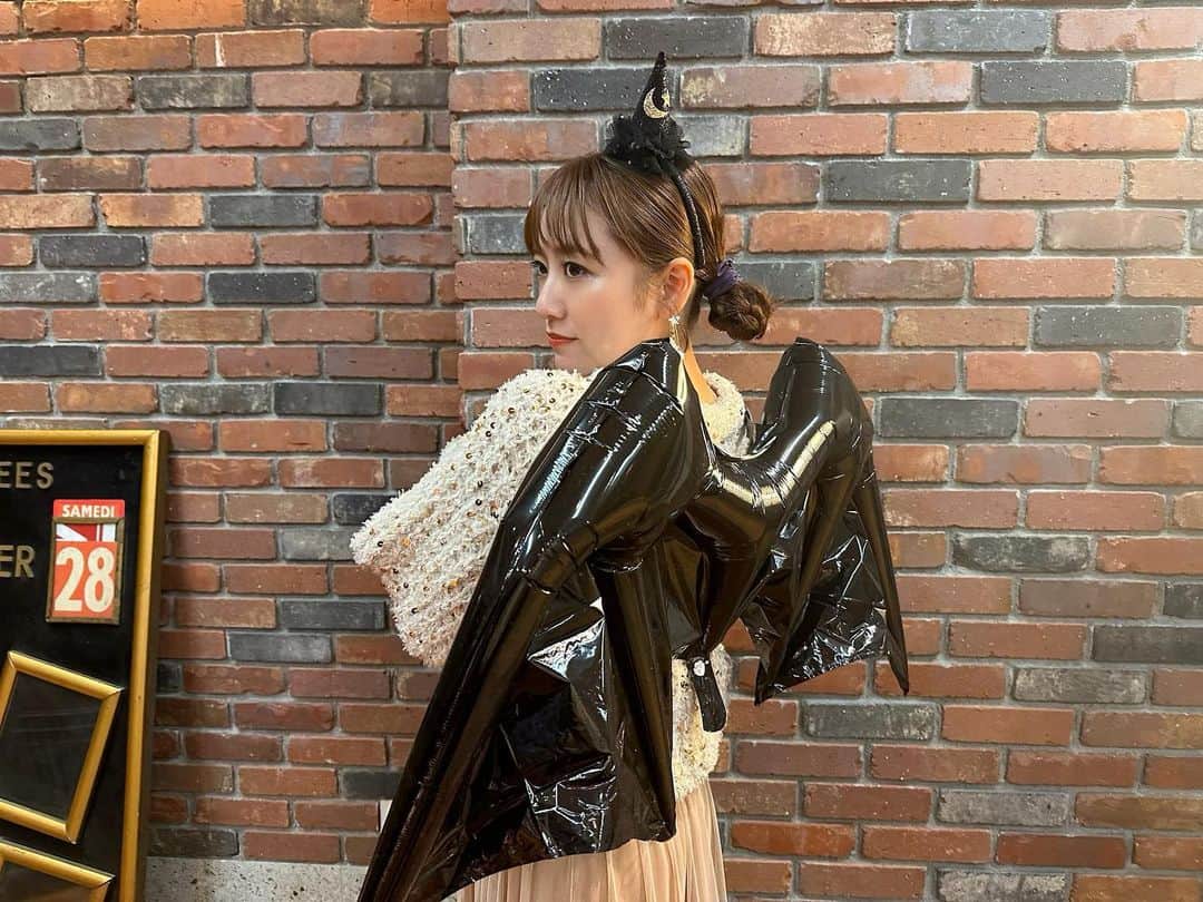 高橋みなみのインスタグラム：「もうすぐハロウィンですねー✨ 先日ファンクラブ配信で 【Cheeky eyes みんなでハロウィンパーティー🎃】を開催しました✨  お越しくださった皆さん、配信を見てくださった皆さんありがとうございました✨🤗 本当にゆるすぎて大丈夫！？な激ゆる配信でしたが笑 お菓子食べながらコメントを読んだり 珍しくツインテールみたいな事してみたり私的にはもうハロウィンは楽しめたのでおーわり！👻 （羽根はノリノリなマネージャーが買ってきてくれたけど。恥ずかしくて配信中はつけませんでした笑👿  今は切り替えてノースリーブスのライブに向けてリハをしたりしてます✨ あっという間に11月になっちゃうなー💦 頑張らないとー！！  #cheekyeyes #ファンクラブ配信 #ハロウィン  衣装👗 ニット・スカート　 @lounie_jp  イヤリング @hiro.skyline パンプス @dianashoespress」