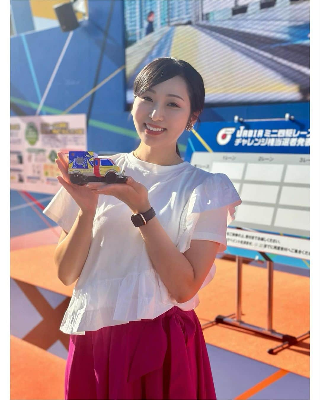 神戸麻衣さんのインスタグラム写真 - (神戸麻衣Instagram)「【Japan Mobility Show 2023🚗】 東京モーターショーから名前が変わって初めてのイベント⭐️  ついに明日から一般公開日が始まります♪ 私は、日本自動車車体工業会〜働くくるまが大集合！〜屋外展示場にいます☺️✨  今回は、東展示場の屋外で働くくるまたち10台の紹介と🎤 JABIAミニ四駆レースのMCをします🏎️♪  ミニ四駆レースは、保護者同伴の小学生以下のお子様が対象で抽選となります☝️ 自分でオリジナルペイントしたボディを使ってのミニ四駆レースです😊🏎️ 会場にマーカーとシールがあるので、可愛く、カッコよくペイントしてくださいね♪ もちろん、私みたいに持参したマーカーやシールを使ってもOK🙆‍♀️ ちなみに私のペイントしたものは名付けて《GO! KINGSカー》☺️👑🏀  毎日、レース開始時間の2時間前に抽選券配布が始まるので要チェック☑️  私の担当ステージ時間はこちら🎤 是非遊びに来てくださーい☺️⭐️ (⚪︎←車輌紹介 , ●←ミニ四駆レース)  10/28(土)①9:30,②11:00,❸11:30 10/29(日)①9:30,②11:00,❸11:30,④13:00 10/30(月)❶13:00,②14:30,③16:00 10/31(火)❶13:00,②14:30,③16:00 11/1(水)①10:00,②11:00,③12:30 11/2(木)①10:00,②11:00,③12:30 11/3(金)①10:00,②11:00,❸11:30,④13:00 11/4(土)①10:00,②11:00,❸11:30 11/5(日)①14:30,❷15:00,③16:30  会場グルメもたーくさんあるので、かっこいい車たちと美味しい全国・全世界のグルメもお楽しみください😋💕  #jms #japanmobilityshow #japanmobilityshow2023 #ジャパンモビリティーショー #ジャパンモビリティーショー2023 #司会 #mc #モデル #model #リポーター #ナレーター #reporter #ナレーション #スポーツmc  #イベント #イベントmc #神戸麻衣」10月27日 17時43分 - mai_g916