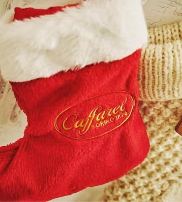 カファレルチョコレートさんのインスタグラム写真 - (カファレルチョコレートInstagram)「Caffarel Christmas Collection 2023 “Everyone be merry” 🎄🌟✨  カファレルでは、クリスマスコレクション2023を10月27日(金)より発売いたしました。  ” Everyone be merry（みんな一緒に、ハッピーに）” をテーマに、家族や友人と過ごすホリデーシーズンがハッピーな気持ちになれるようなチョコレートコレクションの数々をお楽しみください。  皆さま、今年も素敵なクリスマスになりますように…💫  💫💫 販売期間： 2023年10月27日(金)～12月25日(月)  販売店舗： カファレル神戸北野本店、カファレルグランスタ東京店、カファレル神戸旧居留地店、カファレルオンラインショップ(https://www.caffarel.co.jp) ※オンラインショップは10月24日(火)より先行販売。  🎄🌟✨ ▶︎クリスマス特設ページ https://www.caffarel.co.jp/2023xmas  #カファレル #クリスマス2023 #christmas #christmas2023 #merrychristmas  #クリスマスギフト #サンタクロース  #クリスマスツリー  #クリスマスオーナメント  #アドベントカレンダー  #お菓子 #チョコレート #限定 #新商品 #神戸 #caffarel #chocolate」10月27日 17時36分 - caffarel_hy