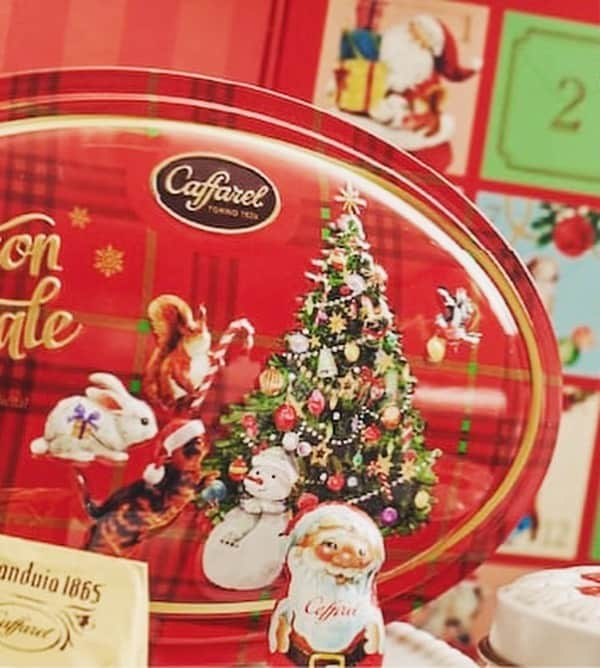 カファレルチョコレートさんのインスタグラム写真 - (カファレルチョコレートInstagram)「Caffarel Christmas Collection 2023 “Everyone be merry” 🎄🌟✨  カファレルでは、クリスマスコレクション2023を10月27日(金)より発売いたしました。  ” Everyone be merry（みんな一緒に、ハッピーに）” をテーマに、家族や友人と過ごすホリデーシーズンがハッピーな気持ちになれるようなチョコレートコレクションの数々をお楽しみください。  皆さま、今年も素敵なクリスマスになりますように…💫  💫💫 販売期間： 2023年10月27日(金)～12月25日(月)  販売店舗： カファレル神戸北野本店、カファレルグランスタ東京店、カファレル神戸旧居留地店、カファレルオンラインショップ(https://www.caffarel.co.jp) ※オンラインショップは10月24日(火)より先行販売。  🎄🌟✨ ▶︎クリスマス特設ページ https://www.caffarel.co.jp/2023xmas  #カファレル #クリスマス2023 #christmas #christmas2023 #merrychristmas  #クリスマスギフト #サンタクロース  #クリスマスツリー  #クリスマスオーナメント  #アドベントカレンダー  #お菓子 #チョコレート #限定 #新商品 #神戸 #caffarel #chocolate」10月27日 17時36分 - caffarel_hy