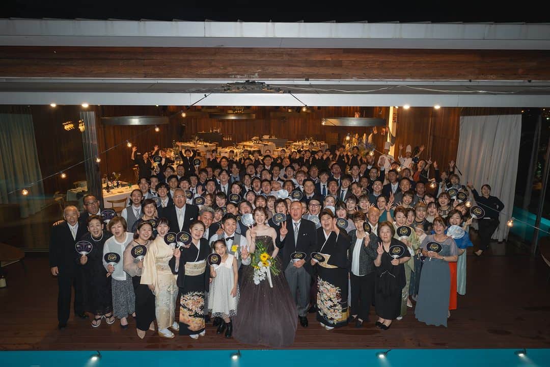 ラヴィ•ファクトリーのインスタグラム：「. 【写真で叶える結婚式】 . おふたりのために集まってくれたゲストと 思い出の集合写真を📸 どのお写真からも大盛りあがりの 1日だったことが伝わってきます🦢 . —————— ラヴィファクトリー:@hiroshima_laviefactory  Photographer: @glad_tanakame AREA:JAPAN,HIROSHIMA —————— @laviefactoryをフォローして #laviefactory #ラヴィファクトリー のハッシュタグをつけて お写真を投稿してみてくださいね✳︎ . こちらの公式IG（@laviefactory） で取り上げさせていただきます✨ . 思わず笑顔になれるハートのある 「家族写真」はラヴィクルール* >>>@laviecouleur_official . #wedding #weddingphotography #photo #ハートのある写真 #instawedding #結婚写真 #ウェディング #ウェディングフォト #撮影指示書 #ロケーションフォト #前撮り #写真好きな人と繋がりたい #フォトウェディング #卒花 #後撮り #ウェディングニュース #前撮り小物 #前撮りフォト #前撮りアイテム #ウェディング撮影 #撮影構図 #前撮りアイディア #撮影指示書 #花嫁コーディネート #花嫁コーデ #洋装ロケフォト #挙式レポ #広島花嫁」