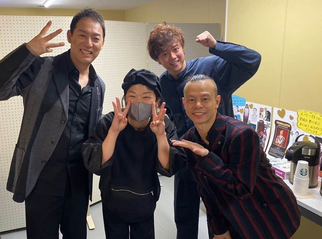 福井晶一さんのインスタグラム写真 - (福井晶一Instagram)「先日のライブパフォーマンス『３』豊川公演の載せてなかった写真たち📸  ①こざかい葵風館、超満席の会場㊗️  ②豊川公演のメンバーで✨  ③主催してくれた @teamgaku_songdance のYUMIさんと‼️  ④買ってきてくれたクレープ持って😆  #ライブパフォーマンス3 #豊川公演 #こざかい葵風館  #上川一哉 #蔡暁強  #福井晶一」10月27日 17時40分 - shoichi.fukui