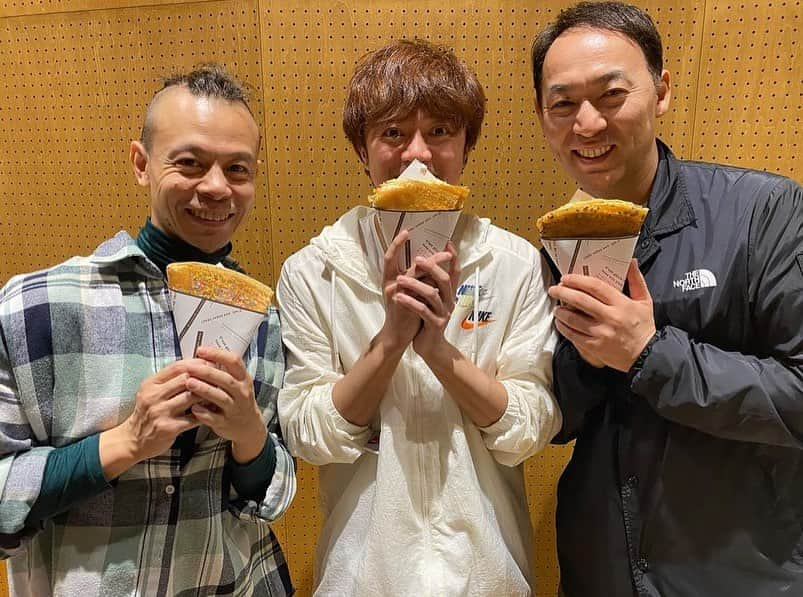 福井晶一さんのインスタグラム写真 - (福井晶一Instagram)「先日のライブパフォーマンス『３』豊川公演の載せてなかった写真たち📸  ①こざかい葵風館、超満席の会場㊗️  ②豊川公演のメンバーで✨  ③主催してくれた @teamgaku_songdance のYUMIさんと‼️  ④買ってきてくれたクレープ持って😆  #ライブパフォーマンス3 #豊川公演 #こざかい葵風館  #上川一哉 #蔡暁強  #福井晶一」10月27日 17時40分 - shoichi.fukui