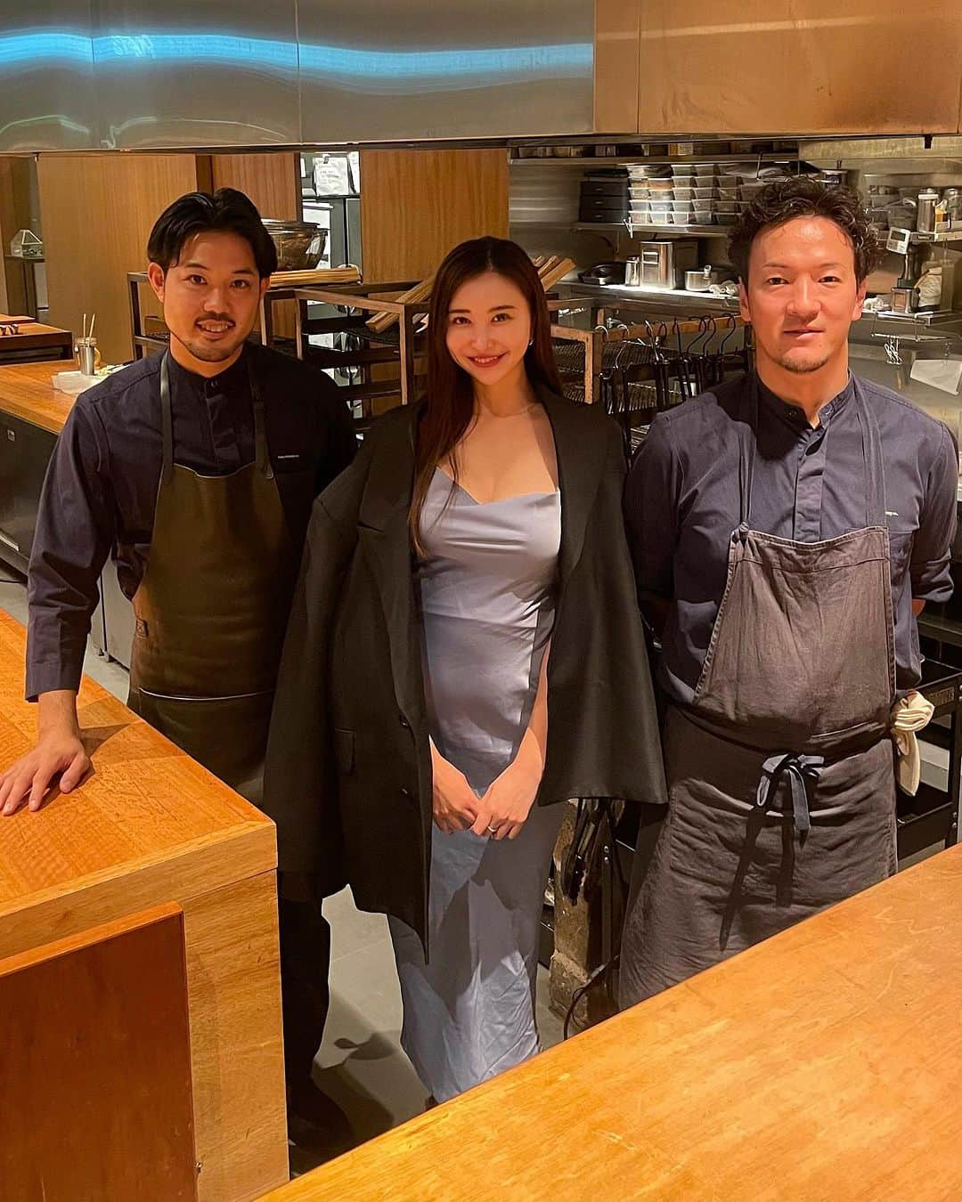 関綾乃さんのインスタグラム写真 - (関綾乃Instagram)「ミシュラン1つ星のモダンフレンチ Restaurant Solaに行ってきました☺️ ・ ・ 福岡に来たら行ってみたかったお店のひとつ🫶 ・ ・ パリに開いたお店がわずか1年3ヶ月でミシュラン1つ星を獲得された吉武広樹シェフのお店🍽️ ・ ・ お店は海が見えて天井も高くて開放感あって、席も広くてオープンキッチンで最高の空間🩷 ・ ・ 目の前のキッチンで繰り広げられるまさにアートの様な料理はどれもめちゃくちゃ美味しくて繊細で美しくて感動🥹✨ ・ ・ 本当美味しかった😋また行きたい❣️ ・ ・ 最後の📷は吉武シェフと荒牧さんと🫶 ・ ・ #sola#solafactory #restaurantsola#福岡有名店 #福岡予約困難店 #博多#福岡#天神#中洲 #福岡ごはん #福岡ご飯 #福岡食べ歩き #美味しいお店 #福岡飲食店 #福岡カフェ #博多カフェ #福岡グルメ #博多グルメ #福岡ランチ #博多ランチ #福岡観光 #福岡旅行 #天神グルメ #fukuoka #hakata  #中洲グルメ#福岡インスタグラマー#福岡インフルエンサー」10月27日 17時41分 - ayano_1220