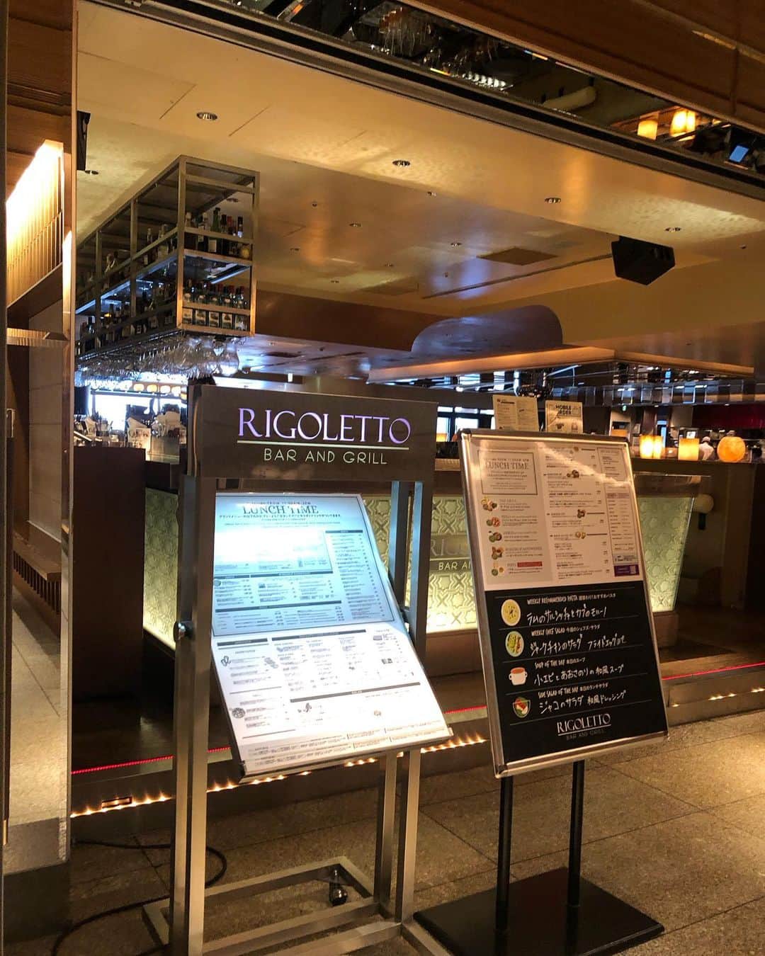 佐藤弥生さんのインスタグラム写真 - (佐藤弥生Instagram)「🍽️ ヒルズランチは RIGOLETTO BAR AND GRILLへ お肉も食べたいね〜と🥩ステーキとパスタをシェアしました！ ステーキは200gのリブロース、ジューシーで柔らかかった♪ パスタはラムとカブのモロッカン風🐏◀︎コレ即決 サラダとライス、オリジナルティーも付きます✨ シェアが良かったね〜😋 食後は魅力的なデザートに迷いましたが時間が無かった💔 デザート分のお腹が少し空いてたのに〜w あゆみちゃんとゆっくりお喋り出来て楽しい時間でした😊 お仕事の事、健康の事、家族の事、昔話などなど。 お互いインストラクター、モデル、お料理好き、食べるの好きなのでとっても楽しい時間でした♪ ☘️約束してたイタリアンパセリ、お庭の朝採りハーブ達をブーケにして持って行きました！無農薬だから、安心して食べられるよ🌿 こちらのお店は初訪問でしたが広いソファ席もあるし、人気のハンバーガーもデザートも美味しそう♪ 色々シェアして食べてみたいな😋 #六本木ランチ#六本木ヒルズランチ#RIGOLETTOBARANDGRILL#次回は🥂」10月27日 17時42分 - yayoyayo_s