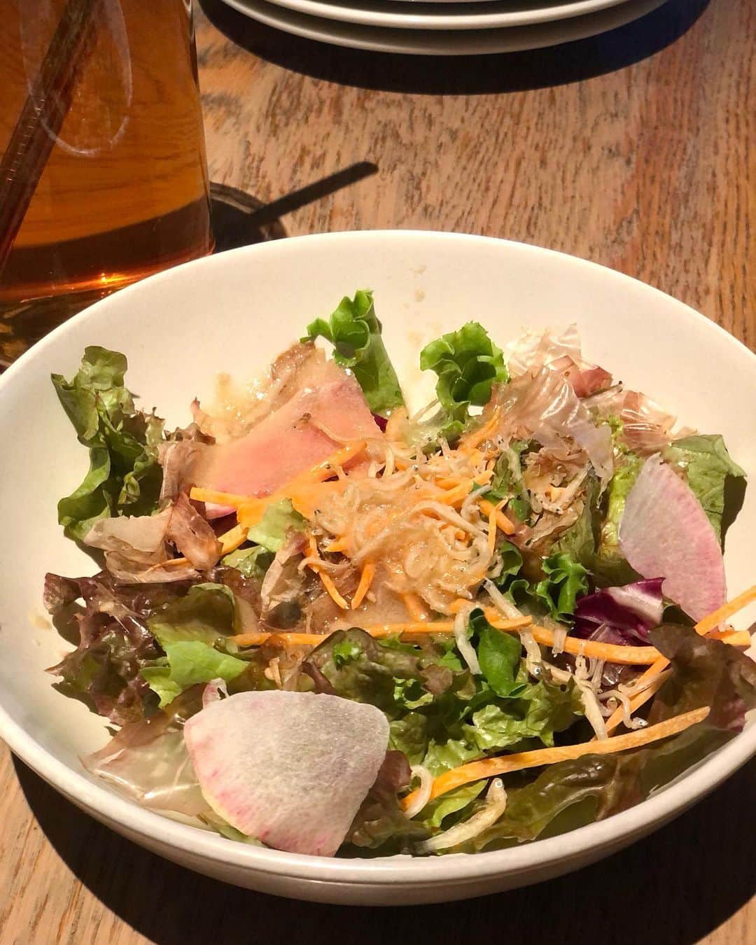 佐藤弥生さんのインスタグラム写真 - (佐藤弥生Instagram)「🍽️ ヒルズランチは RIGOLETTO BAR AND GRILLへ お肉も食べたいね〜と🥩ステーキとパスタをシェアしました！ ステーキは200gのリブロース、ジューシーで柔らかかった♪ パスタはラムとカブのモロッカン風🐏◀︎コレ即決 サラダとライス、オリジナルティーも付きます✨ シェアが良かったね〜😋 食後は魅力的なデザートに迷いましたが時間が無かった💔 デザート分のお腹が少し空いてたのに〜w あゆみちゃんとゆっくりお喋り出来て楽しい時間でした😊 お仕事の事、健康の事、家族の事、昔話などなど。 お互いインストラクター、モデル、お料理好き、食べるの好きなのでとっても楽しい時間でした♪ ☘️約束してたイタリアンパセリ、お庭の朝採りハーブ達をブーケにして持って行きました！無農薬だから、安心して食べられるよ🌿 こちらのお店は初訪問でしたが広いソファ席もあるし、人気のハンバーガーもデザートも美味しそう♪ 色々シェアして食べてみたいな😋 #六本木ランチ#六本木ヒルズランチ#RIGOLETTOBARANDGRILL#次回は🥂」10月27日 17時42分 - yayoyayo_s