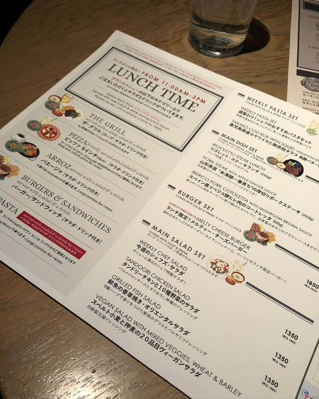 佐藤弥生さんのインスタグラム写真 - (佐藤弥生Instagram)「🍽️ ヒルズランチは RIGOLETTO BAR AND GRILLへ お肉も食べたいね〜と🥩ステーキとパスタをシェアしました！ ステーキは200gのリブロース、ジューシーで柔らかかった♪ パスタはラムとカブのモロッカン風🐏◀︎コレ即決 サラダとライス、オリジナルティーも付きます✨ シェアが良かったね〜😋 食後は魅力的なデザートに迷いましたが時間が無かった💔 デザート分のお腹が少し空いてたのに〜w あゆみちゃんとゆっくりお喋り出来て楽しい時間でした😊 お仕事の事、健康の事、家族の事、昔話などなど。 お互いインストラクター、モデル、お料理好き、食べるの好きなのでとっても楽しい時間でした♪ ☘️約束してたイタリアンパセリ、お庭の朝採りハーブ達をブーケにして持って行きました！無農薬だから、安心して食べられるよ🌿 こちらのお店は初訪問でしたが広いソファ席もあるし、人気のハンバーガーもデザートも美味しそう♪ 色々シェアして食べてみたいな😋 #六本木ランチ#六本木ヒルズランチ#RIGOLETTOBARANDGRILL#次回は🥂」10月27日 17時42分 - yayoyayo_s