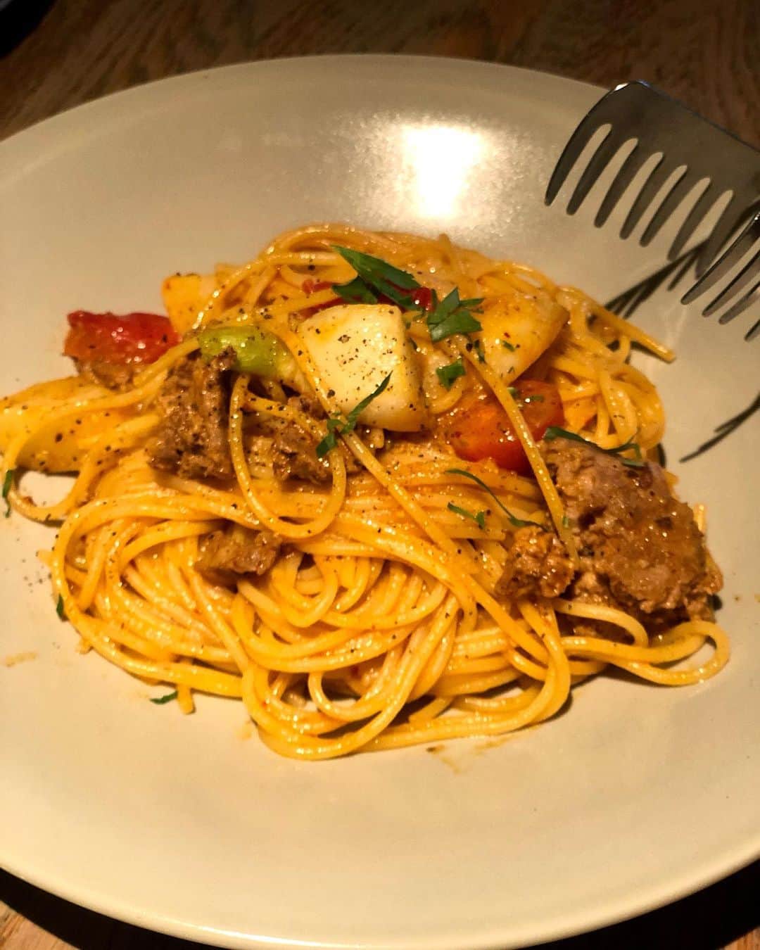 佐藤弥生さんのインスタグラム写真 - (佐藤弥生Instagram)「🍽️ ヒルズランチは RIGOLETTO BAR AND GRILLへ お肉も食べたいね〜と🥩ステーキとパスタをシェアしました！ ステーキは200gのリブロース、ジューシーで柔らかかった♪ パスタはラムとカブのモロッカン風🐏◀︎コレ即決 サラダとライス、オリジナルティーも付きます✨ シェアが良かったね〜😋 食後は魅力的なデザートに迷いましたが時間が無かった💔 デザート分のお腹が少し空いてたのに〜w あゆみちゃんとゆっくりお喋り出来て楽しい時間でした😊 お仕事の事、健康の事、家族の事、昔話などなど。 お互いインストラクター、モデル、お料理好き、食べるの好きなのでとっても楽しい時間でした♪ ☘️約束してたイタリアンパセリ、お庭の朝採りハーブ達をブーケにして持って行きました！無農薬だから、安心して食べられるよ🌿 こちらのお店は初訪問でしたが広いソファ席もあるし、人気のハンバーガーもデザートも美味しそう♪ 色々シェアして食べてみたいな😋 #六本木ランチ#六本木ヒルズランチ#RIGOLETTOBARANDGRILL#次回は🥂」10月27日 17時42分 - yayoyayo_s