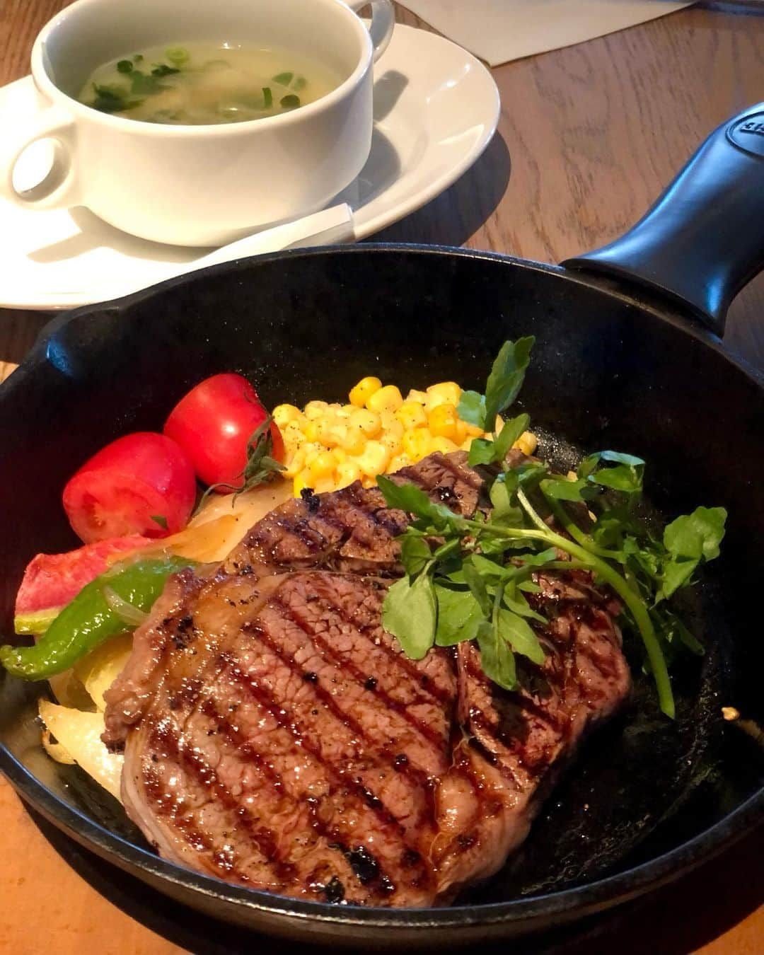 佐藤弥生のインスタグラム：「🍽️ ヒルズランチは RIGOLETTO BAR AND GRILLへ お肉も食べたいね〜と🥩ステーキとパスタをシェアしました！ ステーキは200gのリブロース、ジューシーで柔らかかった♪ パスタはラムとカブのモロッカン風🐏◀︎コレ即決 サラダとライス、オリジナルティーも付きます✨ シェアが良かったね〜😋 食後は魅力的なデザートに迷いましたが時間が無かった💔 デザート分のお腹が少し空いてたのに〜w あゆみちゃんとゆっくりお喋り出来て楽しい時間でした😊 お仕事の事、健康の事、家族の事、昔話などなど。 お互いインストラクター、モデル、お料理好き、食べるの好きなのでとっても楽しい時間でした♪ ☘️約束してたイタリアンパセリ、お庭の朝採りハーブ達をブーケにして持って行きました！無農薬だから、安心して食べられるよ🌿 こちらのお店は初訪問でしたが広いソファ席もあるし、人気のハンバーガーもデザートも美味しそう♪ 色々シェアして食べてみたいな😋 #六本木ランチ#六本木ヒルズランチ#RIGOLETTOBARANDGRILL#次回は🥂」