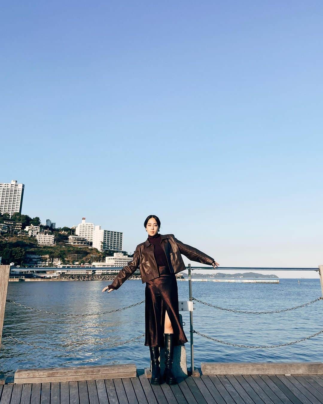 EOWのインスタグラム：「🌊 秋の海の良さを知りました ハイパーリフレッシュ 秋になると茶色ばっかり着たくなるな  みんな今年もうあと66日って知ってた？こわない？  言うてる間にすぐ12月です EOWのワンマンツアーが始まります 最高にハッピーなアルバム「HOPE」も完成しました  11/1はその中で最も泣けて踊れる一曲 「WONDERFUL」先行配信です🪽 それら引っ提げての過去最多幸感ワンマンっす💖🔥  色んなあれこれぜーーーーんぶ忘れて 幸せだけに飛び込もう🌊  待ってるよー！！！  EOWTIONAL TOUR 2023 〜PLAY 🙌OPE〜 #PLAYHOPE   📍12/6 福岡：￥4,500 📍12/8 大阪：￥4,500 📍12/10 東京：￥5,000  オフィシャル先行が本日の23:59までです！ チケットはストーリーのリンクから🎫🚀」