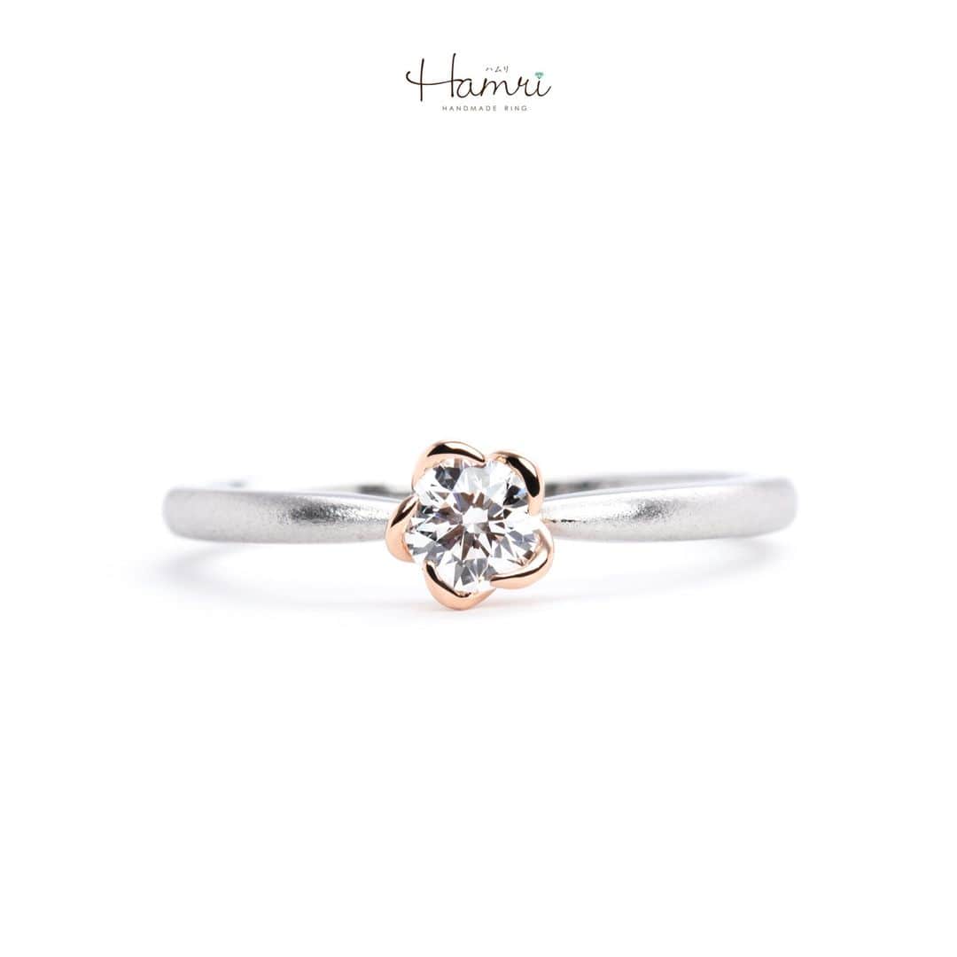 結婚指輪・婚約指輪『Hamri(ハムリ)』さんのインスタグラム写真 - (結婚指輪・婚約指輪『Hamri(ハムリ)』Instagram)「【コンビネーションの指輪をご紹介です】  プロポーズリングでプロポーズをしていただいた後に デザインのご変更でお二人ご一緒にご来店くださいました！  プラチナをメインに、石枠の花びらをピンクゴールドにした コンビネーションの指輪です。  今後ご検討いただく結婚指輪との重ね付けもお考えいただき ベーシックなストレートの形でお作りいただきました。 デザインがシンプルな分、ダイヤポイント加工をアーム全体に施し 華やかで女性らしい指輪に仕上がりました♡  内側にはプロポーズのお日にちが刻印されており、 思い出が詰まった素敵な指輪が完成いたしました！ ご婚約おめでとうございます！  💓ふたりらしい指輪と想い出を💓 @hamri_omotesando ==========================  ♦︎♢作成中の写真や動画を撮影、全データプレゼント♢♦︎  DMやLINEでのご相談お待ちしております♥ ⇒@hamri_omotesando  ❁・❁・❁・❁・❁・❁・❁・❁・❁・❁・❁  ＊セットリング5%OFF＊  @hamri_omotesando  Hamri「ハムリ」  〒150-0001 東京都渋谷区神宮前5-11-11 2F  tel 0120-121-175 hp https://hamri.jp/  open 11:00〜19:00 close 火/水　祝日営業  ❁・❁・❁・❁・❁・❁・❁・❁・❁・❁・❁  #手作り結婚指輪 #手作り婚約指輪 #結婚指輪#マリッジリング #エンゲージリング #プレ花嫁 #Hamri #Hamri表参道 #オーダーメイドリング #鋳造 #ブライダルリング #ペアリング #鎚目リング #プラチナリング #ピンクゴールド #シャンパンゴールド #ゴールドリング #コンビネーションリング #2023wedding #2023春婚 #2023夏婚 #プレ花嫁準備 #プレ花嫁と繋がりたい #結婚指輪探し #結婚指輪選び #結婚準備  《Hamri検索タグ》  #hamriデザイン #hamri指輪作り #hamri花嫁」10月27日 17時51分 - hamri_omotesando