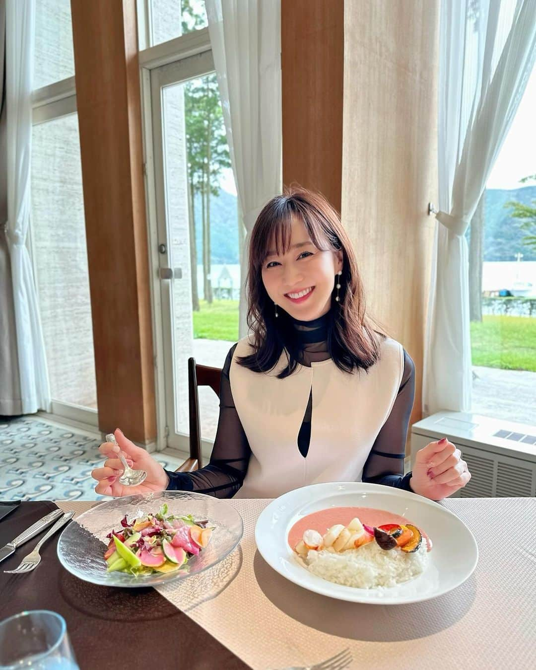 村上麻衣のインスタグラム：「箱根のプリンスホテル。 ⁡ なんとこれ、ピンクカレーなんです🍛🩷 ⁡ 45周年を記念して、昔あったメニューであるピンクカレーが復刻してるみたい。 ⁡ なんでピンク？と聞いたら、 ホワイトカレーがビーツでピンク色になっているそうです🫢🩷 ⁡ 芦ノ湖を見ながらランチして、 温泉に入ってきました。 ⁡ 今からは紅葉シーズンになって 綺麗ですねきっと🍁✨ ⁡ #芦ノ湖#箱根#箱根ランチ#箱根温泉 ⁡ ⁡」