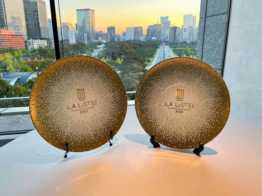 Palace Hotel Tokyo / パレスホテル東京のインスタグラム：「フランス料理 エステールが世界最高峰レストランのランキング「La Liste」のトップ1000に2年連続で掲載され、名立たるシェフが集うレセプションに参加いたしました。La Listeは世界中のグルメガイドやレビュー情報を独自のアルゴリズムに基づき評価する、公平性・客観性が高いとされるランキングです。  これからも旬の素材を生かし、洗練された美食体験を皆様にお届けいたします。  Listed as one of the top 1000 restaurants in the esteemed La Liste 2024, French Restaurant Esterre continues to utilize seasonal ingredients to offer a refined culinary journey to all.  #PalaceHotelTokyo #パレスホテル東京」