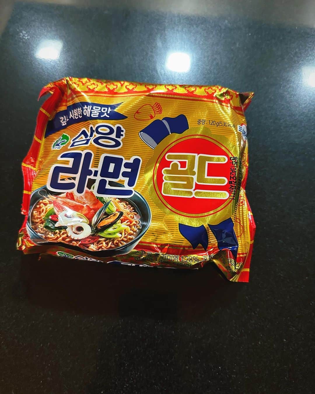 ハハのインスタグラム：「삼양라면골드  이거 타임머신타고 다녀왔슴돠!  진짜 존맛탱! 해물맛 국물을 안먹을수가 없슴돠!  인정!!👍👍👍🔥🔥🔥👍」